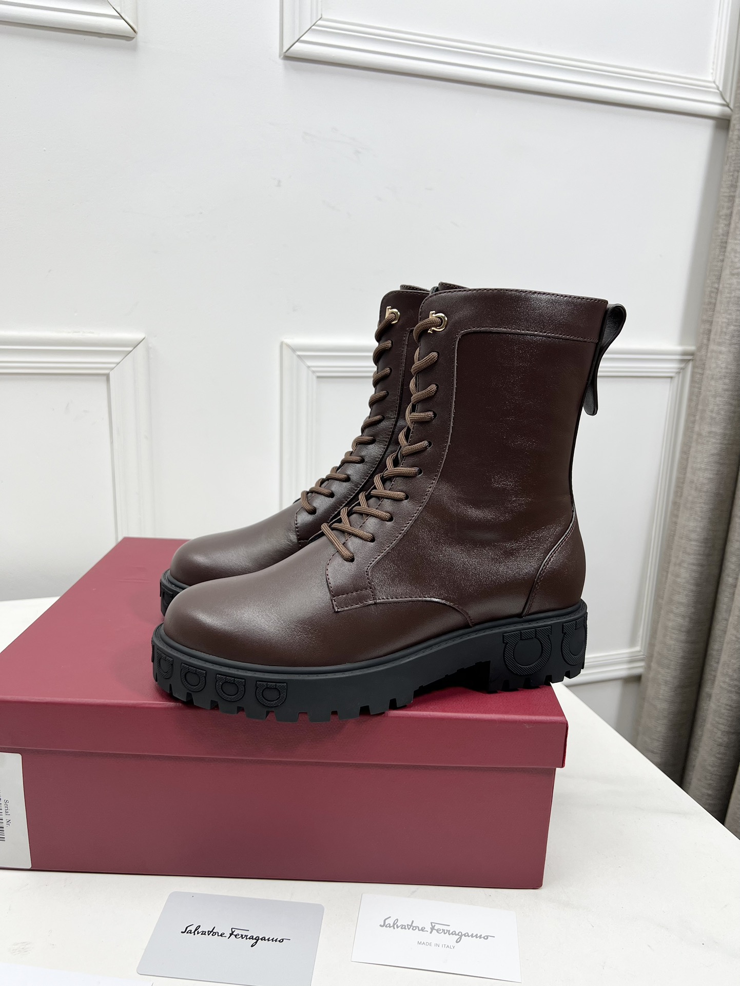 Salvatore Ferragamo Gancini Boots: Design and Material Details in 20 Words - 图片 2