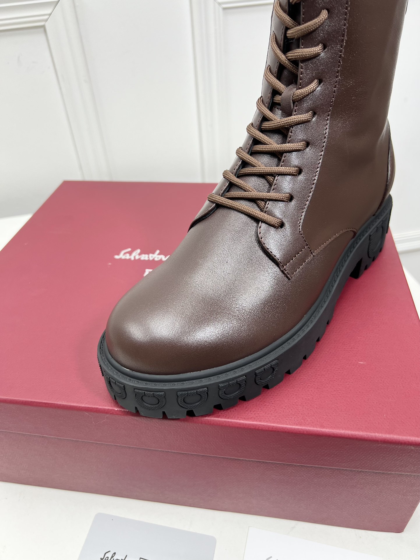 Salvatore Ferragamo Gancini Boots: Design and Material Details in 20 Words - 图片 6