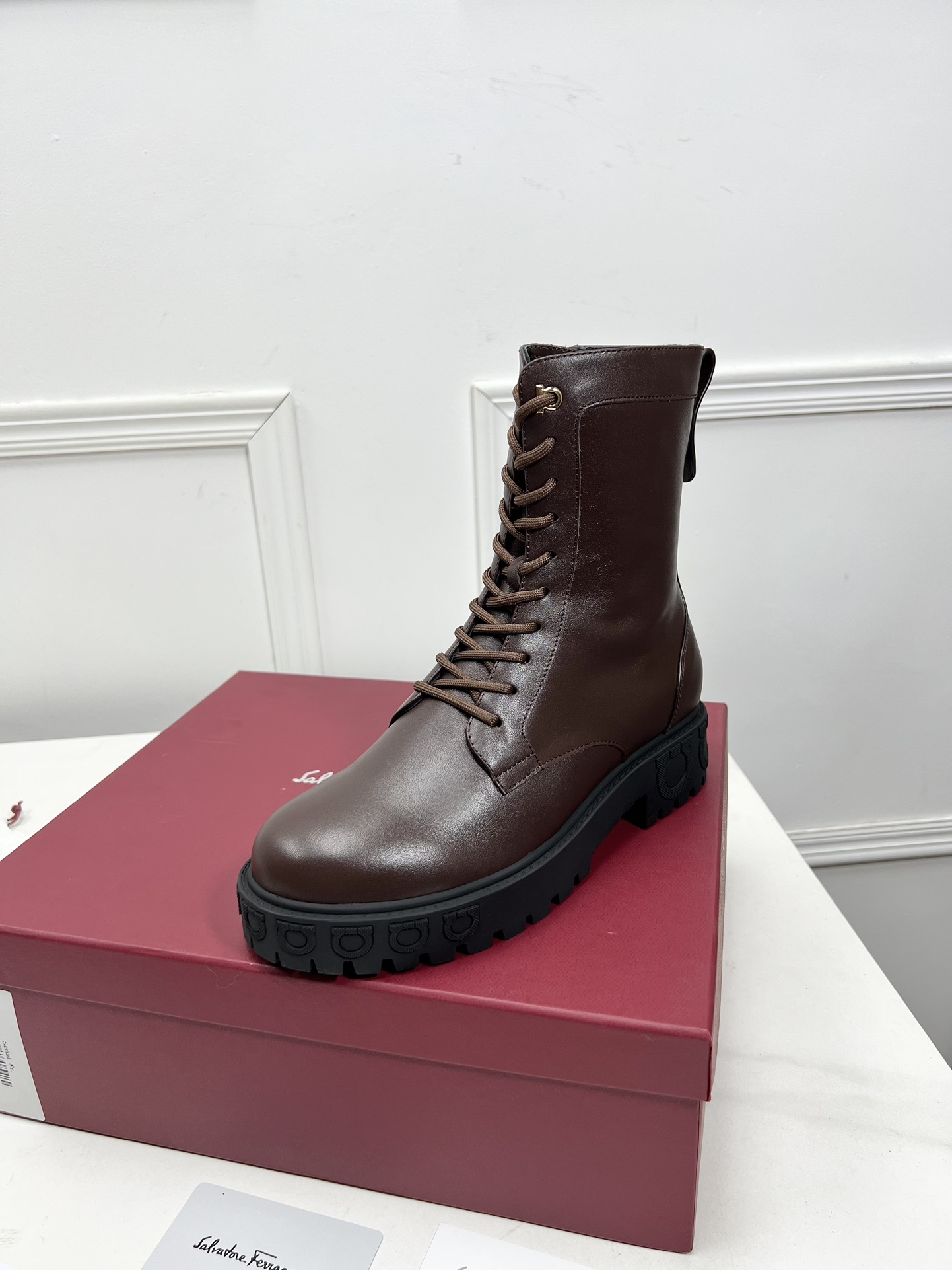 Salvatore Ferragamo Gancini Boots: Design and Material Details in 20 Words - 图片 5