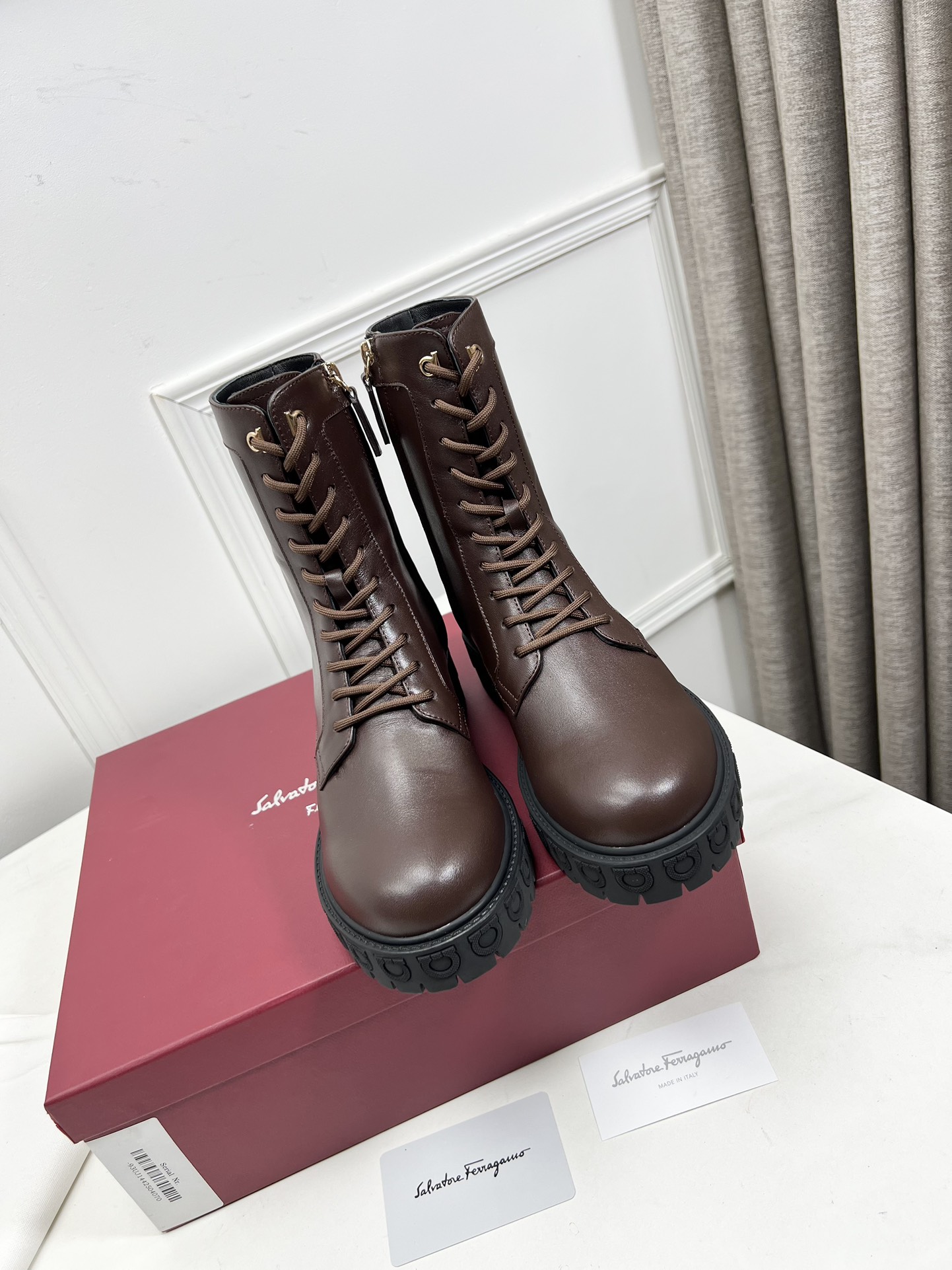 Salvatore Ferragamo Gancini Boots: Design and Material Details in 20 Words - 图片 1