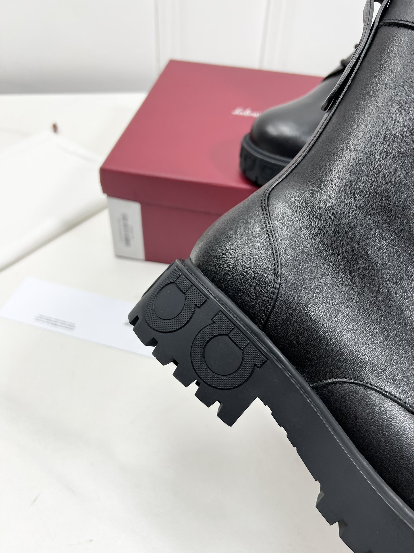 Salvatore Ferragamo Gancini Boots: Design, Material, and Features Summarized - 图片 8