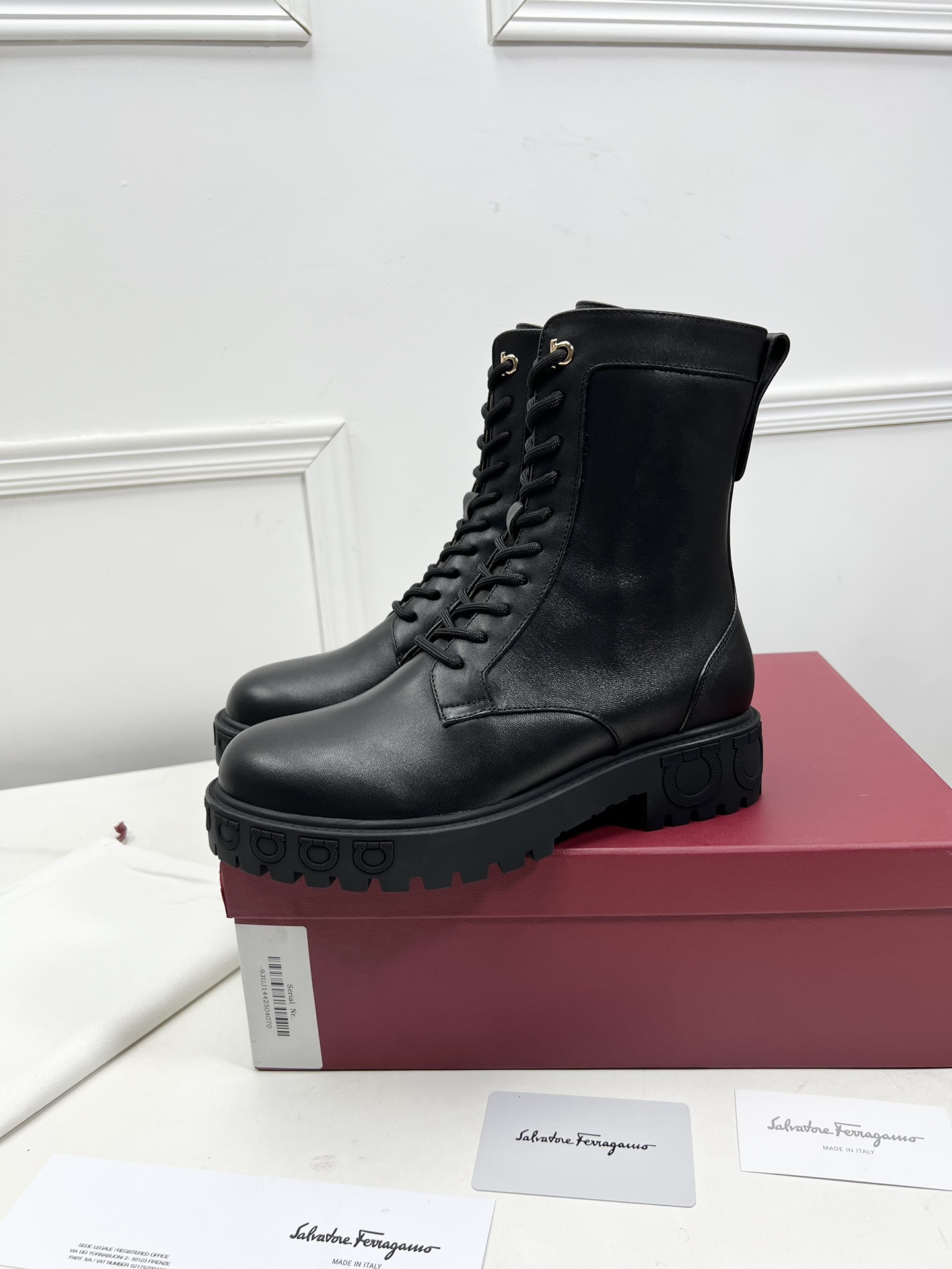 Salvatore Ferragamo Gancini Boots: Design, Material, and Features Summarized - 图片 2