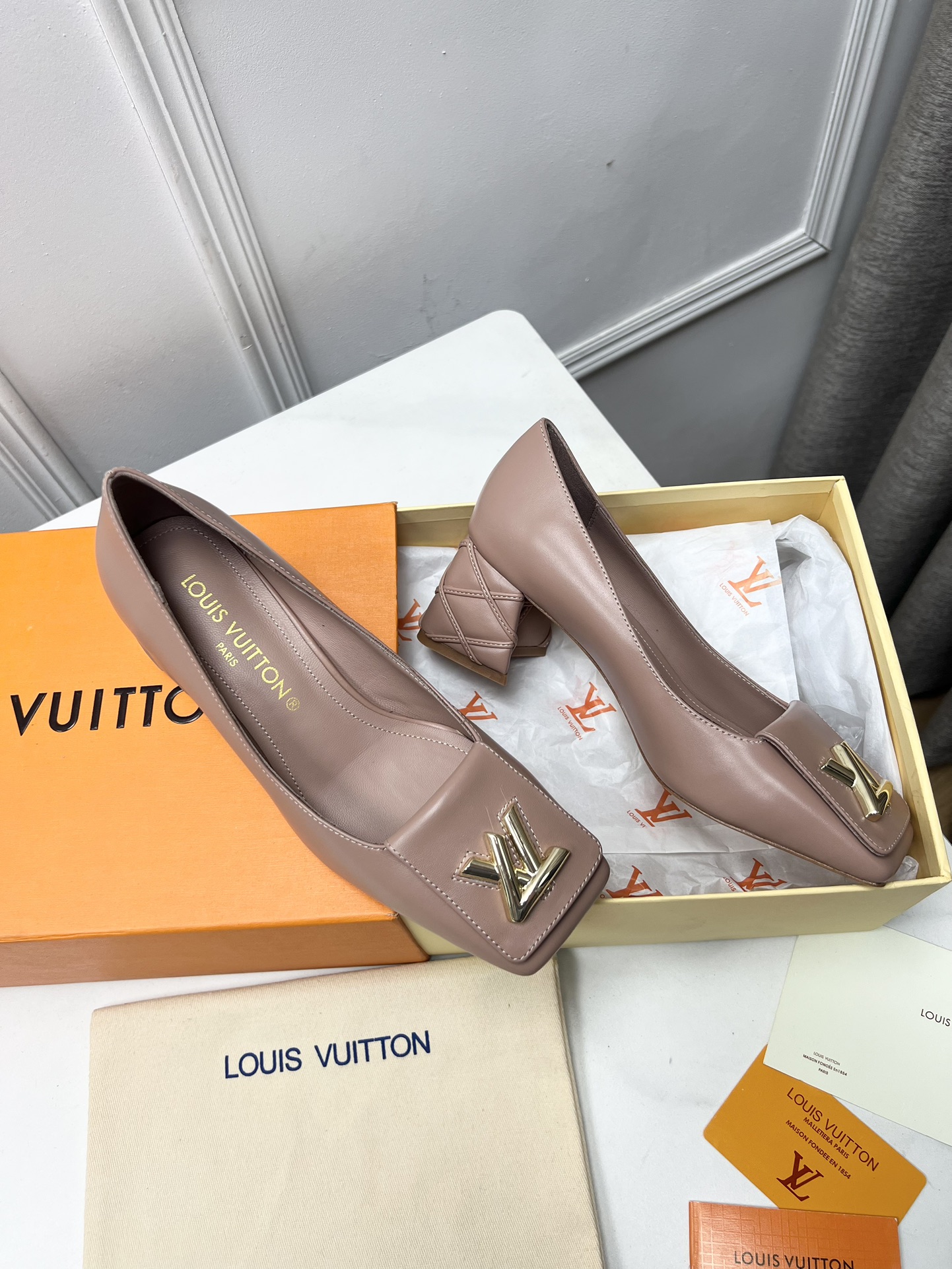 Louis Vuitton Chaussures Escarpins À Talons Hauts Sandales Genuine Leather Peau de chèvre Cuir verni mouton Série printemps Vintage