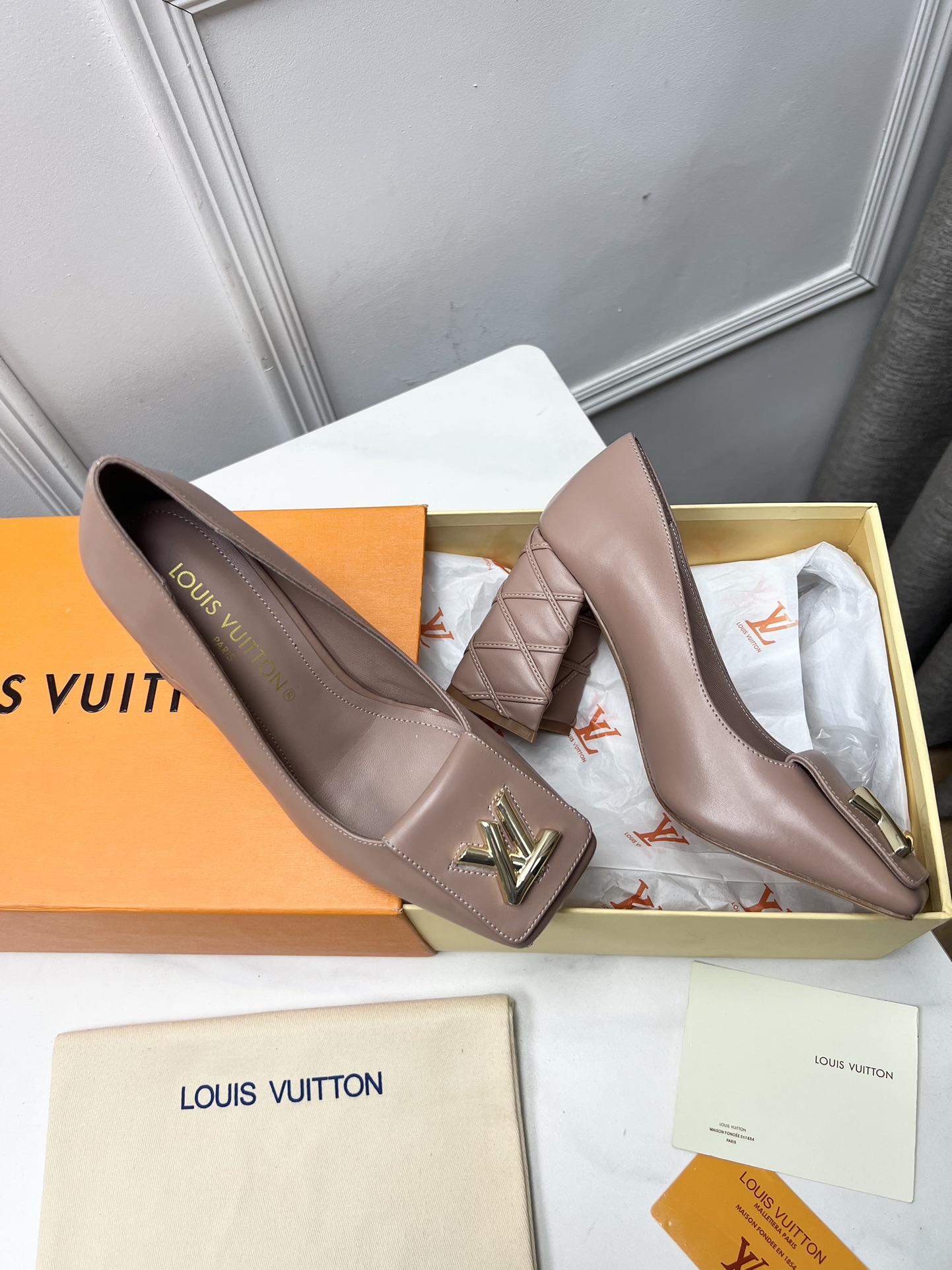 Louis Vuitton Chaussures Escarpins À Talons Hauts Sandales Genuine Leather Peau de chèvre Cuir verni mouton Série printemps Vintage