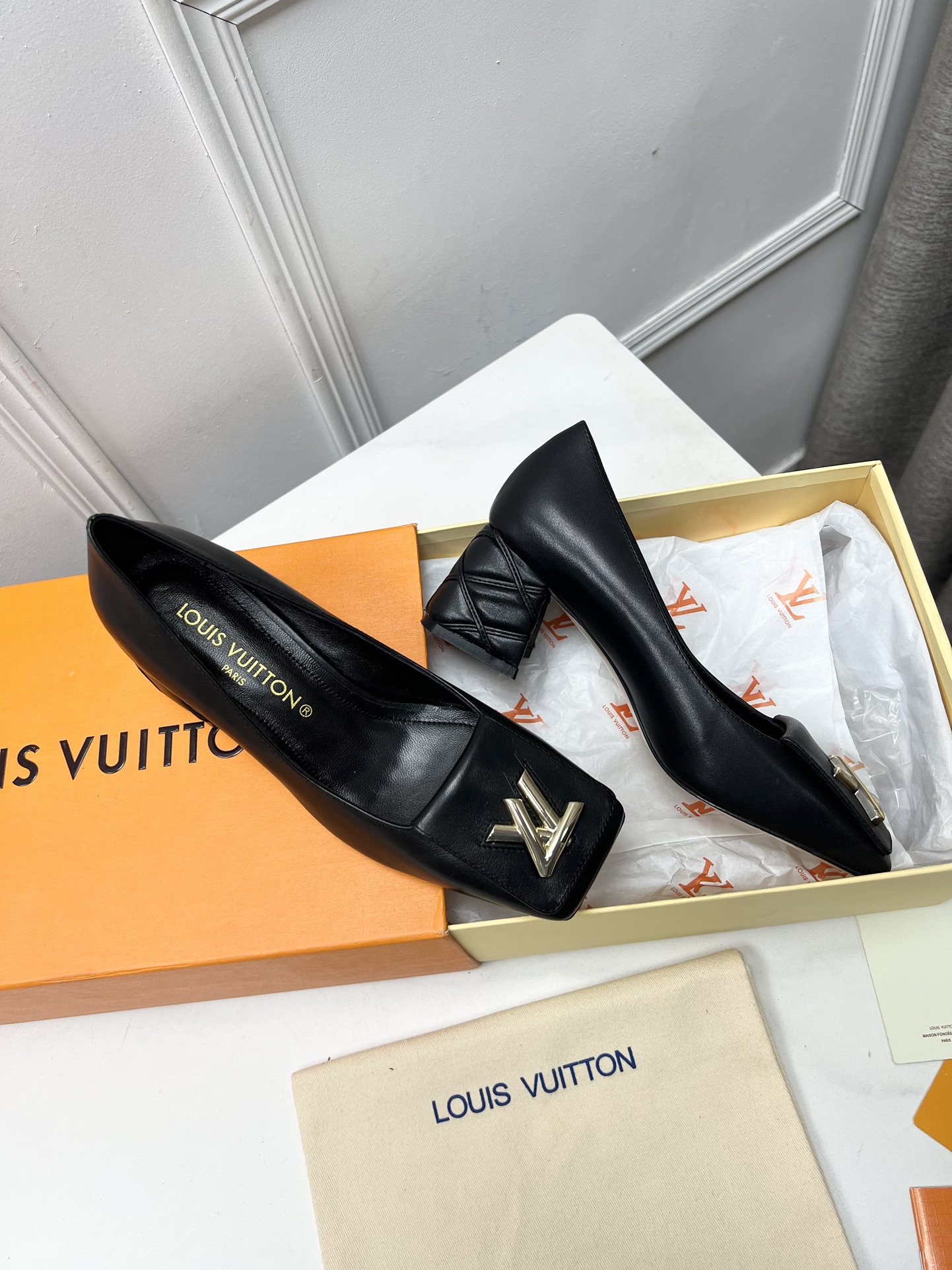 Achetez la meilleure réplique
 Louis Vuitton Chaussures Escarpins À Talons Hauts Sandales Genuine Leather Peau de chèvre Cuir verni mouton Série printemps Vintage