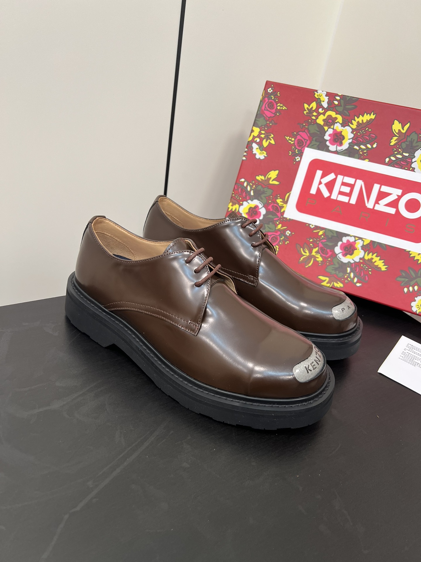 Kenzo Steel Head Shoe: Elegant Leather with Military Inspiration, Circular Toes, Metal Panel. - 图片 3