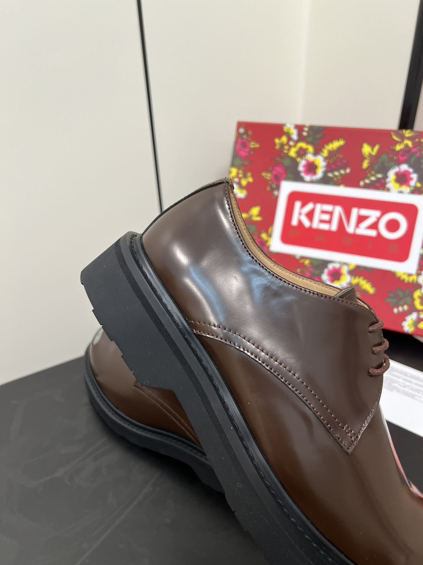 Kenzo Steel Head Shoe: Elegant Leather with Military Inspiration, Circular Toes, Metal Panel. - 图片 7