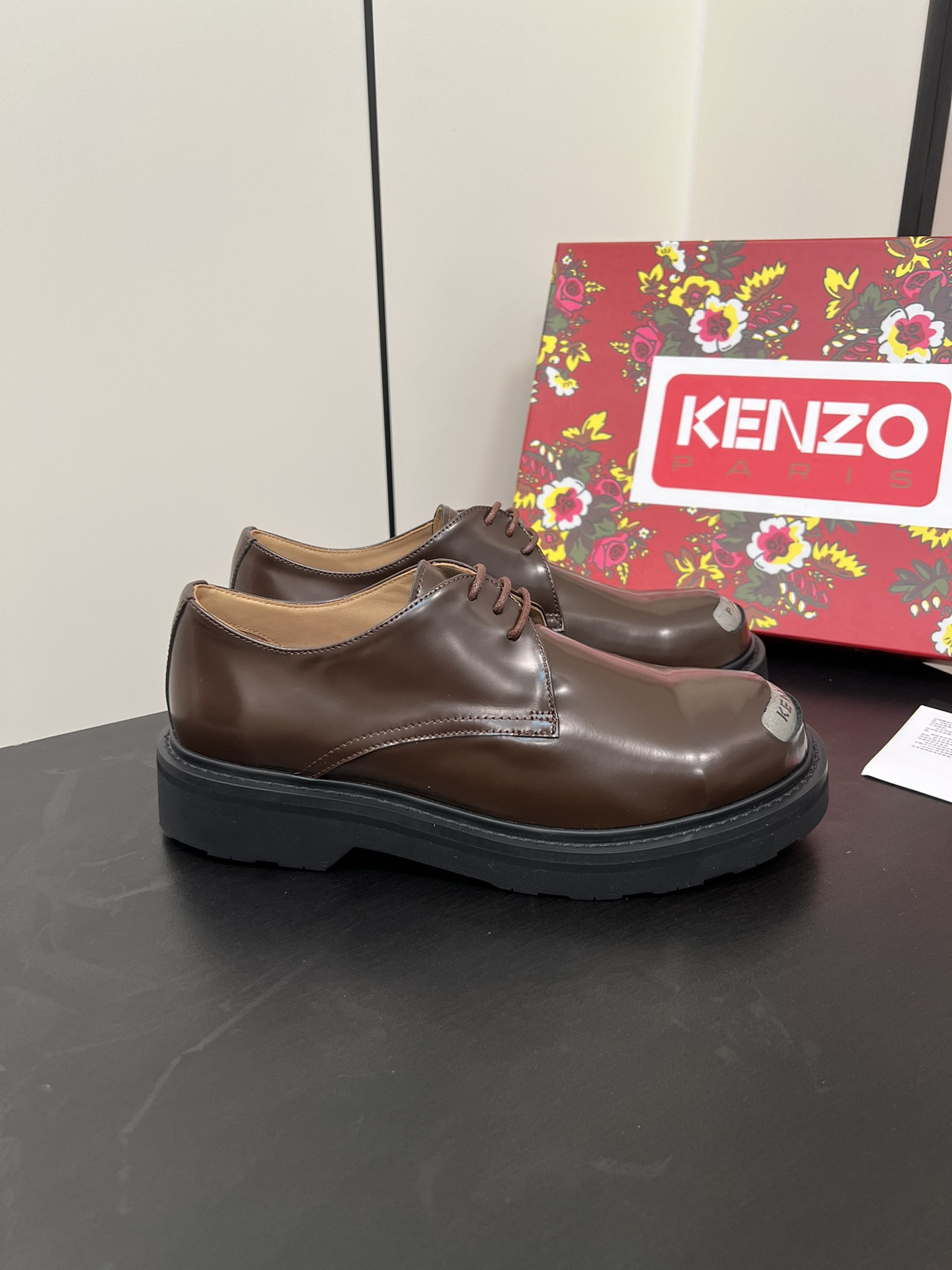 Kenzo Steel Head Shoe: Elegant Leather with Military Inspiration, Circular Toes, Metal Panel. - 图片 4