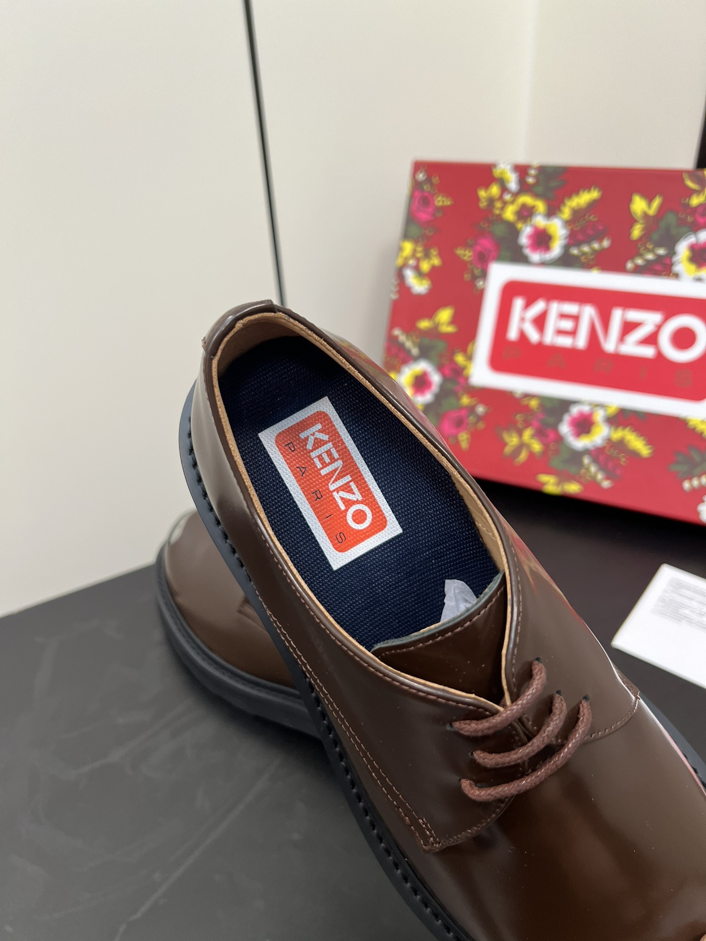 Kenzo Steel Head Shoe: Elegant Leather with Military Inspiration, Circular Toes, Metal Panel. - 图片 8