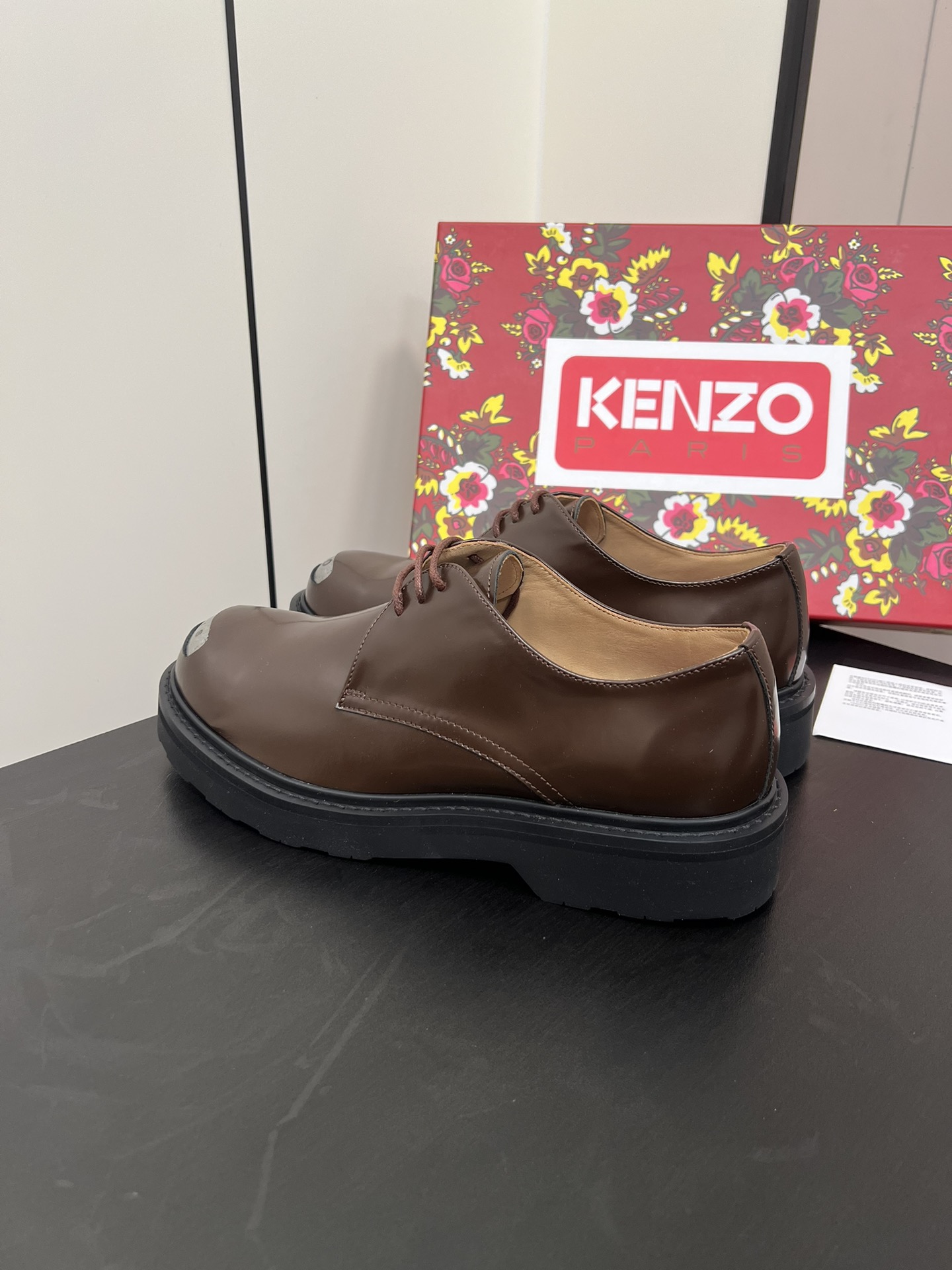 Kenzo Steel Head Shoe: Elegant Leather with Military Inspiration, Circular Toes, Metal Panel. - 图片 5