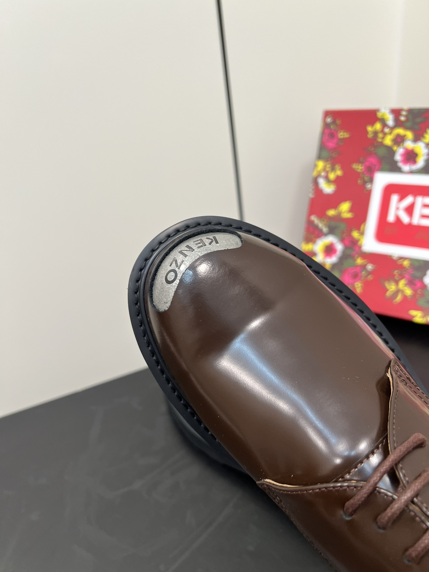 Kenzo Steel Head Shoe: Elegant Leather with Military Inspiration, Circular Toes, Metal Panel. - 图片 6