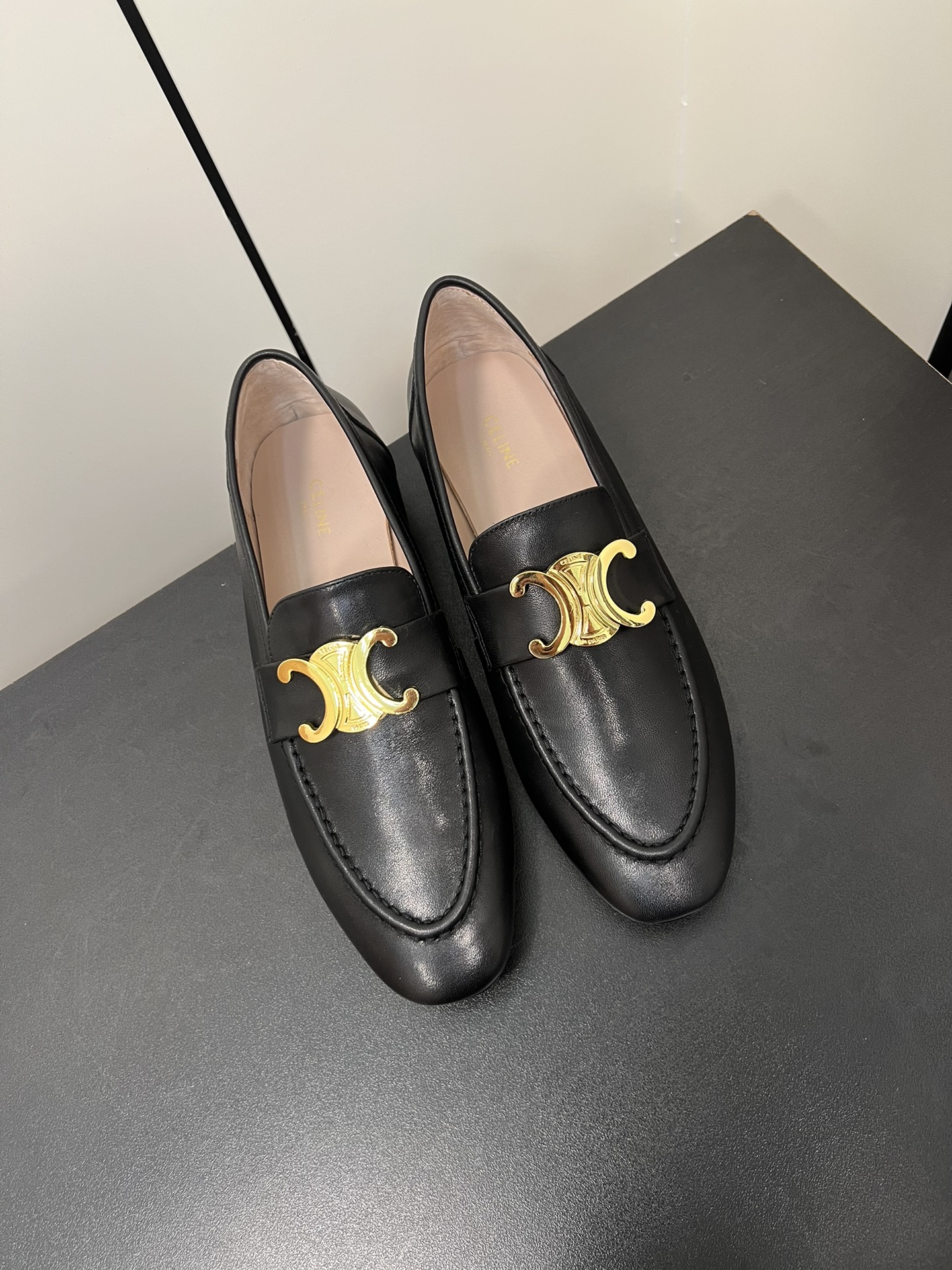 NO:448109,2054 spring and summer new CELINE spring and summer new Arc de Triomphe loafers, British style. A very high-end Arc de Triomphe hardware buckle design is very brand recognition. Imported cowhide upper, goatskin, very comfortable on the feet. Outsole genuine leather outsole. Authentic full set of packaging. Size 35-41 (customized by 40 and 41), loafers, celine, celine, loafers, cowhide, sheepskin, Leather soles198609092054春夏新款CELINE赛琳春夏新品凯旋门乐福鞋、英伦风style 非常高级的一款凯旋门五金扣设计极具品牌辨识度 鞋面进口牛皮 内里山羊皮、上脚非常舒适 大底真皮大底 正品全套包装 码数35-41（40、41定制）,乐福鞋,celine,celine,loafers,cowhide,sheepskin,Leather soles,Women's Shoes