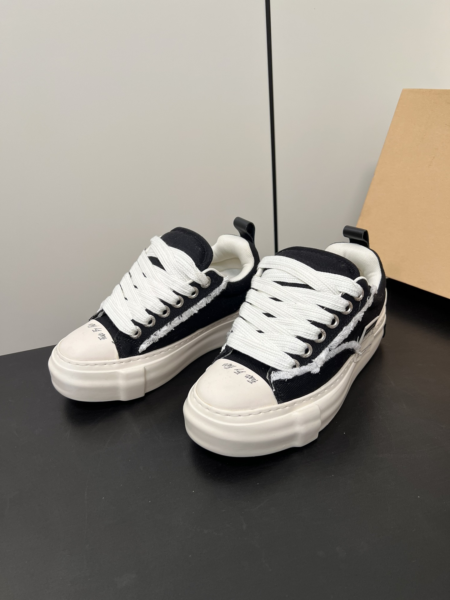 P650 Vessel Nougat Classic Shoes: Soft, Stylish, Comfortable Marshmallow Design with Classic Base - 图片 3