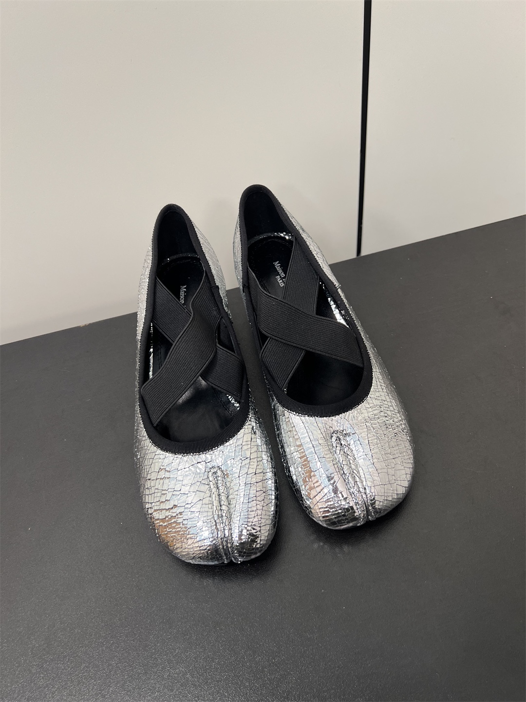 NO:231244,Masion Margiela MM6 Autumn cross-stretched Margiela single shoes High-end quality Original replica upper original sheepskin/cracked sheepskin inner footbed top cowhide inner lining Italian leather outsole size 35-40 (40 custom made without return or exchange), Margiela,masion margiela,masion margiela,mary jane,cowhide,sheepskin,Leather soles19860909Masion Margiela MM6 马吉拉 秋季交叉绑带玛丽珍单鞋 高端品质 原版复刻 鞋面原版羊皮/爆裂纹羊皮 内里垫脚顶级牛皮内里 大底意大利真皮大底 码数35-40（40订做不退换）,玛丽珍,masion margiela,masion margiela,mary jane,cowhide,sheepskin,Leather soles,Women's Shoes