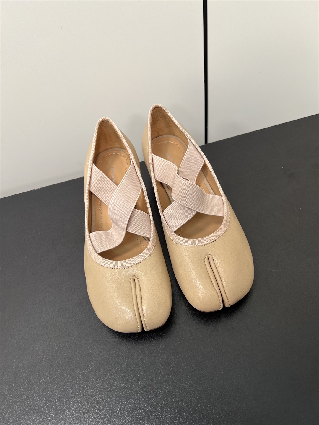 NO:231252,Masion Margiela MM6 Autumn cross-stretched Margiela single shoes High-end quality Original replica upper original sheepskin/cracked sheepskin inner footbed top cowhide inner lining Italian leather outsole size 35-40 (40 custom made without return or exchange), Margiela,masion margiela,masion margiela,mary jane,cowhide,sheepskin,Leather soles19860909Masion Margiela MM6 马吉拉 秋季交叉绑带玛丽珍单鞋 高端品质 原版复刻 鞋面原版羊皮/爆裂纹羊皮 内里垫脚顶级牛皮内里 大底意大利真皮大底 码数35-40（40订做不退换）,玛丽珍,masion margiela,masion margiela,mary jane,cowhide,sheepskin,Leather soles,Women's Shoes