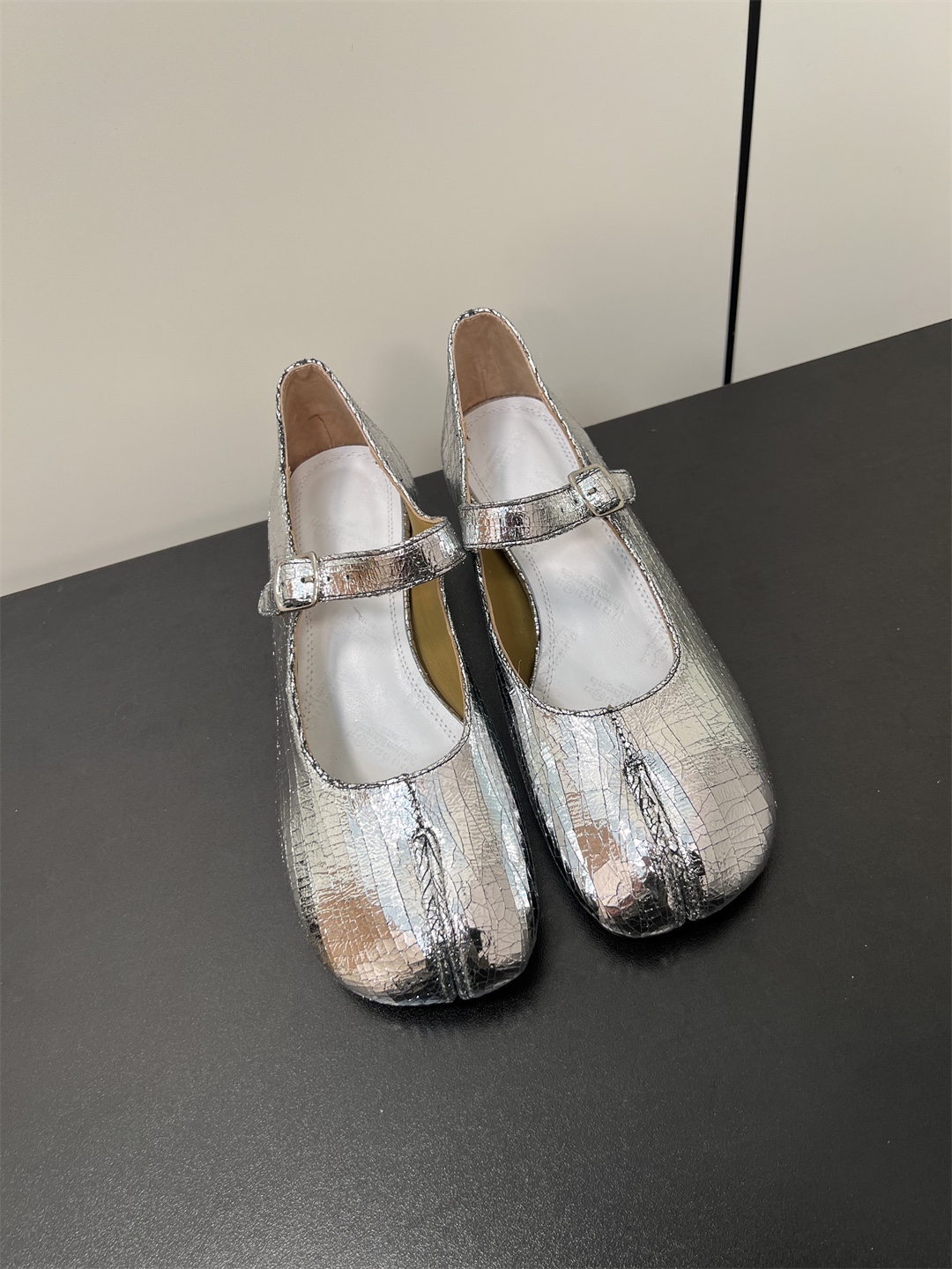 NO:231247,maisonmargiela maisonmargiela mm6 small heel Marijan new product with 3cm small heel, just right height, so easy to wear!  Crystal sheepskin upper, sheepskin cowhide sole size 35-41 (40.41 custom made without return or exchange), Mary Jane,masion margiela,masion margiela,mary jane,cowhide,sheepskin19860909maisonmargiela 马吉拉mm6小跟玛丽珍新品 带3cm的小跟,刚刚好的高度,太好穿啦吧！ 水晶羊皮鞋面,羊皮里 牛皮底 size 35-41（40.41定制不退换）,玛丽珍,masion margiela,masion margiela,mary jane,cowhide,sheepskin,Women's Shoes