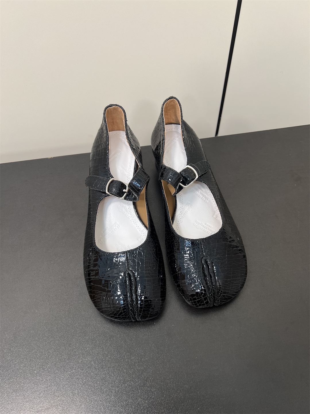 NO:231249,maisonmargiela maisonmargiela mm6 small heel Marijan new product with 3cm small heel, just right height, so easy to wear!  Crystal sheepskin upper, sheepskin cowhide sole size 35-41 (40.41 custom made without return or exchange), Mary Jane,masion margiela,masion margiela,mary jane,cowhide,sheepskin19860909maisonmargiela 马吉拉mm6小跟玛丽珍新品 带3cm的小跟,刚刚好的高度,太好穿啦吧！ 水晶羊皮鞋面,羊皮里 牛皮底 size 35-41（40.41定制不退换）,玛丽珍,masion margiela,masion margiela,mary jane,cowhide,sheepskin,Women's Shoes