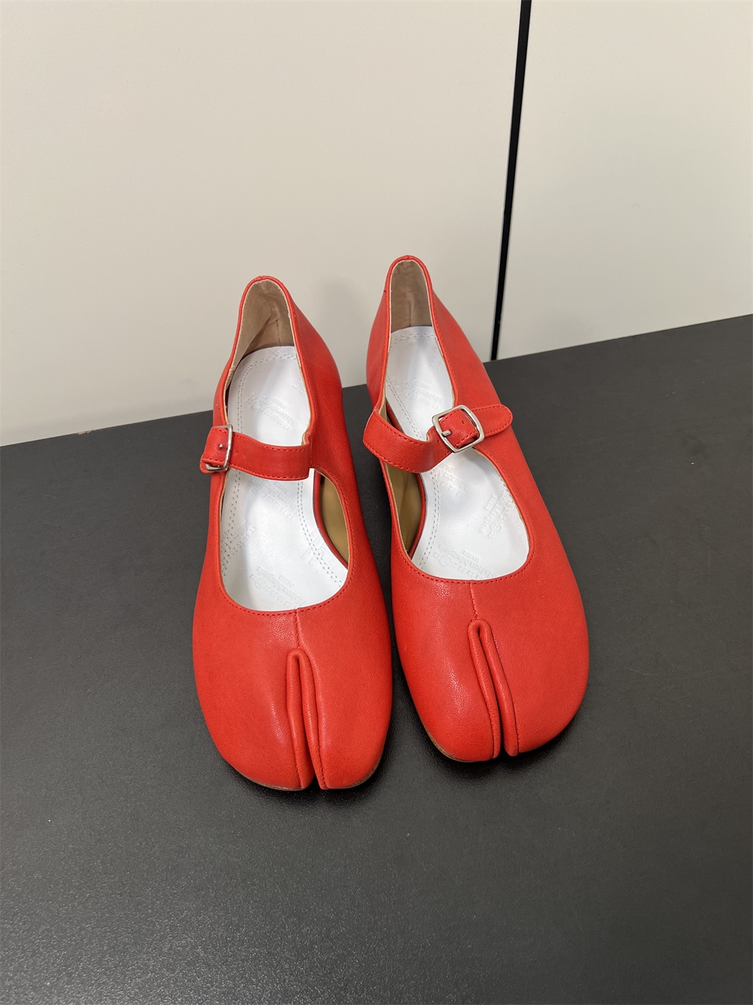 NO:231241,maisonmargiela maisonmargiela mm6 small heel Marijan new product with 3cm small heel, just right height, so easy to wear!  Crystal sheepskin upper, sheepskin cowhide sole size 35-41 (40.41 custom made without return or exchange), Mary Jane,masion margiela,masion margiela,mary jane,cowhide,sheepskin19860909maisonmargiela 马吉拉mm6小跟玛丽珍新品 带3cm的小跟,刚刚好的高度,太好穿啦吧！ 水晶羊皮鞋面,羊皮里 牛皮底 size 35-41（40.41定制不退换）,玛丽珍,masion margiela,masion margiela,mary jane,cowhide,sheepskin,Women's Shoes