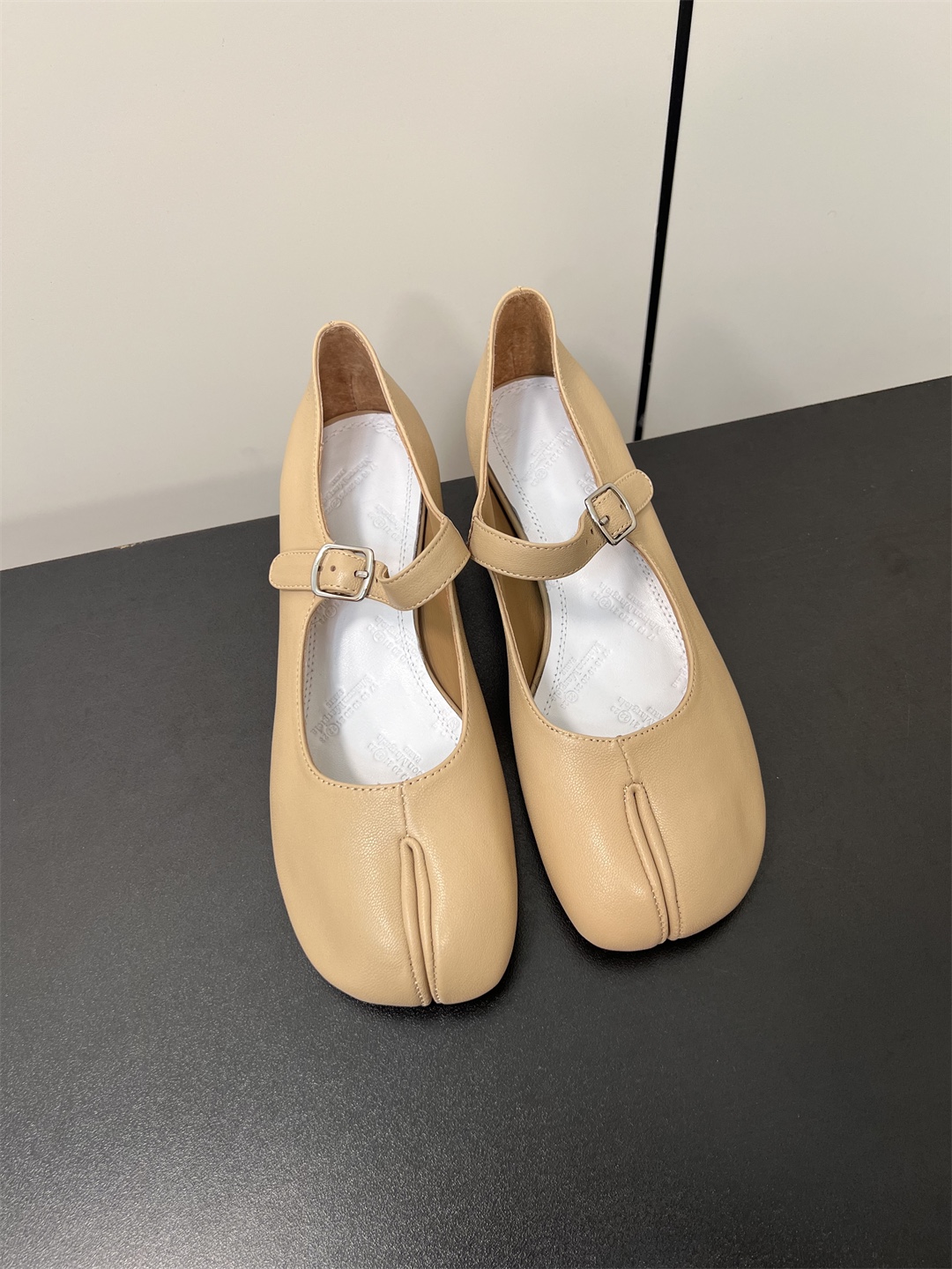 NO:231255,maisonmargiela maisonmargiela mm6 small heel Marijan new product with 3cm small heel, just right height, so easy to wear!  Crystal sheepskin upper, sheepskin cowhide sole size 35-41 (40.41 custom made without return or exchange), Mary Jane,masion margiela,masion margiela,mary jane,cowhide,sheepskin19860909maisonmargiela 马吉拉mm6小跟玛丽珍新品 带3cm的小跟,刚刚好的高度,太好穿啦吧！ 水晶羊皮鞋面,羊皮里 牛皮底 size 35-41（40.41定制不退换）,玛丽珍,masion margiela,masion margiela,mary jane,cowhide,sheepskin,Women's Shoes