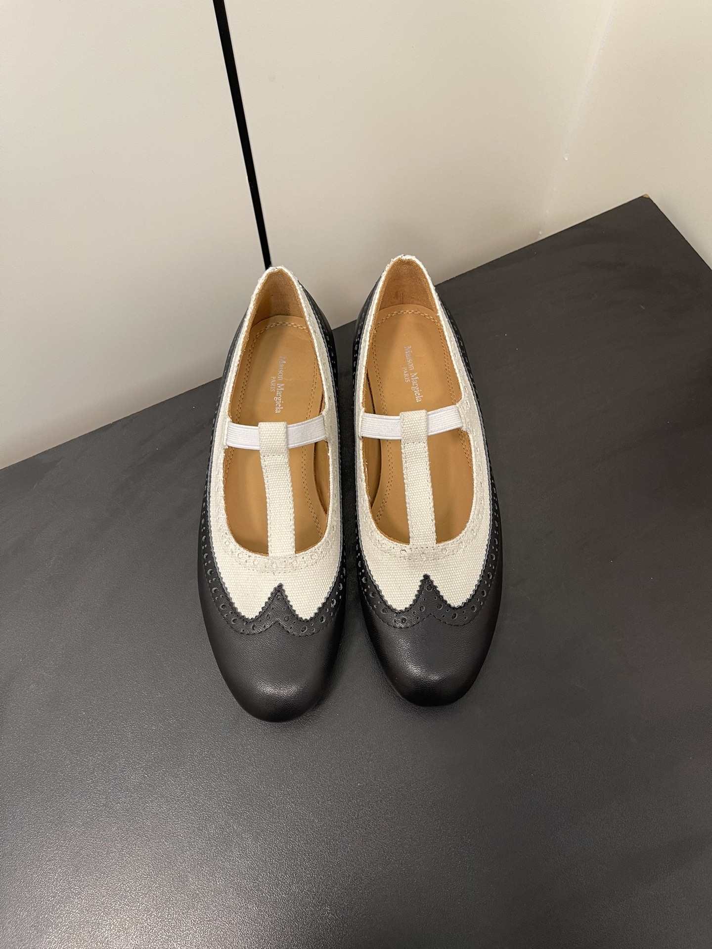 NO:234231,Maison Margiela24/Maison Margiela split toe thick heel retro Mary Jane flat shoes Great version Very difficult to make!  Majila's split-toe shoes are pushed to the forefront again, and Xiaohongshu publishes one by one!  Sexy and spicy girls must have. The fried chicken looks good with your feet. Everyone can feel assured that you will be the most unique existence in that crowd. Imported sheepskin fabric, inner footbed sheepskin, outsole, imported Italian genuine leather sole. Size: 35-39/40.41 Customized, split-toe shoes, masion margiela, mary jane, sheepskin19860909Maison Margiela24/马吉拉分趾粗跟复古玛丽珍平底单鞋 太棒了的版本 非常不好做！马吉拉分趾鞋又被推到风口啦 小红书发一个爆一个！性感酷辣女孩必备 上脚炒鸡好看 大家放心冲穿上它你就是那个人群中最独特的存在 面料进口羊皮 内里垫脚羊皮 大底 意大利进口真皮底 码数:35-39/40.41定制,分趾鞋,masion margiela,mary jane,sheepskin,Women's Shoes