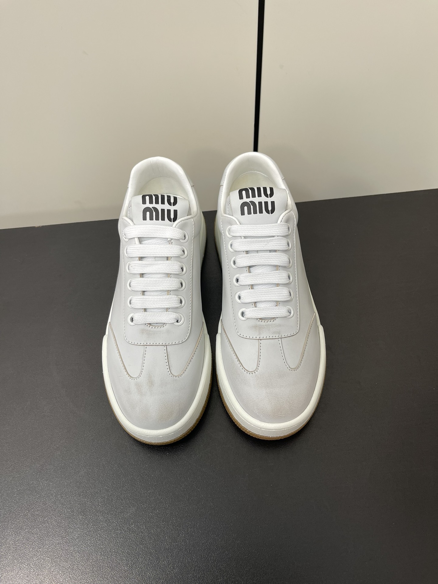 MiuMiu Zapatos Zapatillas de monopatín Calzado informal Blanco Cuero de vaca Piel oveja Colección primavera Casual