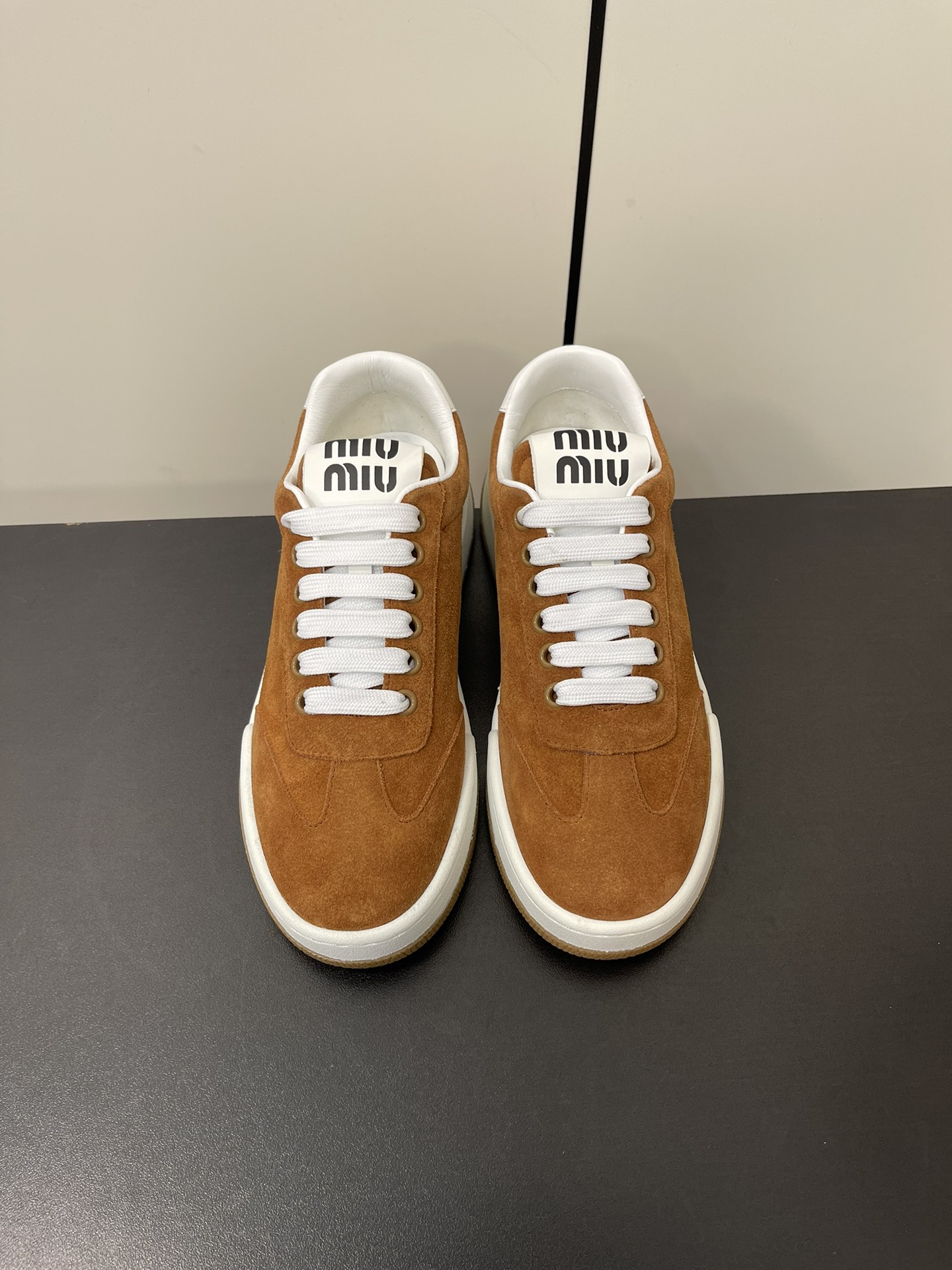 MiuMiu Zapatos Zapatillas de monopatín Calzado informal Blanco Cuero de vaca Piel oveja Colección primavera Casual