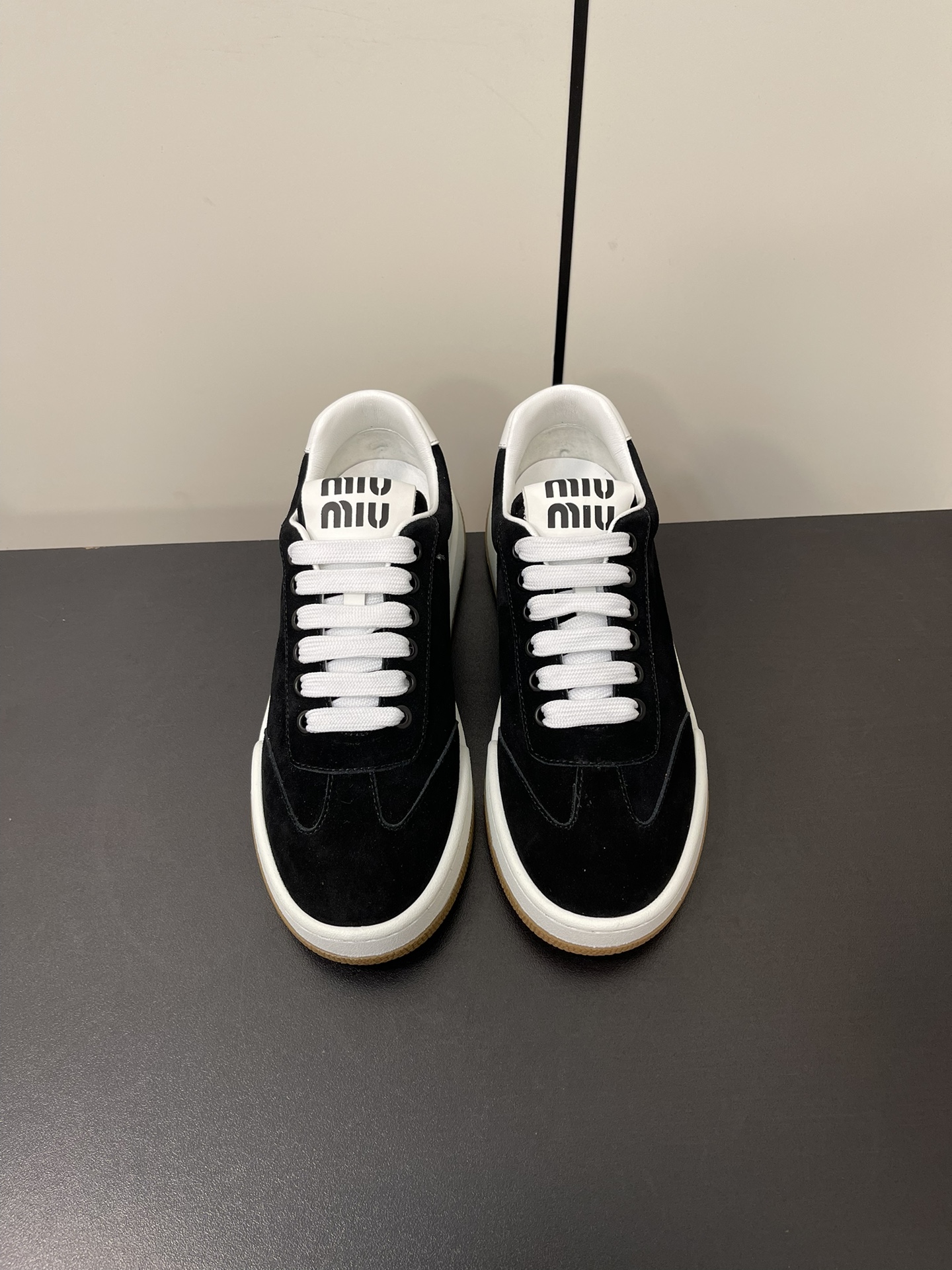 MiuMiu Zapatos Zapatillas de monopatín Calzado informal Blanco Cuero de vaca Piel oveja Colección primavera Casual