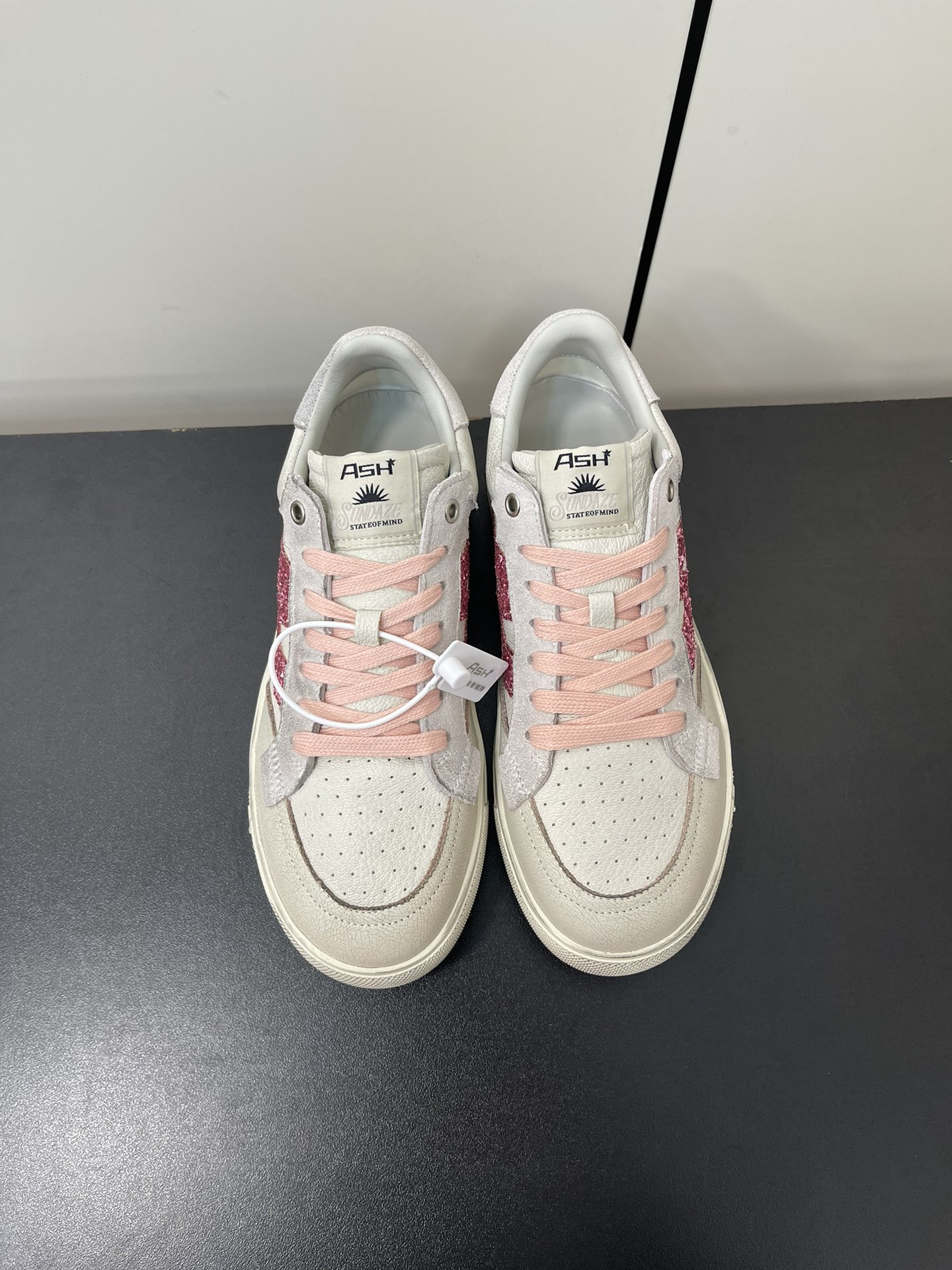 NO:166732,Ash light luxury trendy retro dirty white shoes with high-quality cowhide leather colorful shoe logo design contrast color, the same casual series of celebrities, light rebound and height-enhancing soles are comfortable and versatile, and many celebrity internet celebrities have already got it!  Fabric top layer cowhide   Greet Sole original molded rubber sole inner sheepskin size 35-40 (40 custom made without return or exchange), casual shoes/sports shoes, sneakers, cowhide, sheepskin19860909Ash 轻奢潮牌复古脏脏小白鞋优质牛皮多彩鞋标设计撞色,明星同款休闲系列,搭配轻盈回弹增高鞋底属舒适百搭,众多明星网红已经Get！ 面料头层牛皮 格力特 鞋底原版开模橡胶大底 内里羊皮 码数35-40（40定制不退换）,休闲鞋/运动鞋,sneakers,cowhide,sheepskin,Women's Shoes