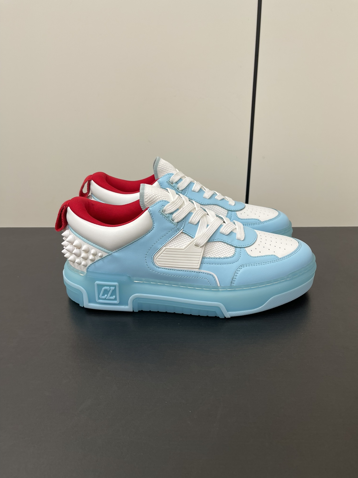 Christian Louboutin Astroloubi Series: Iconic Red Basketball Shoes for Couples - 图片 3