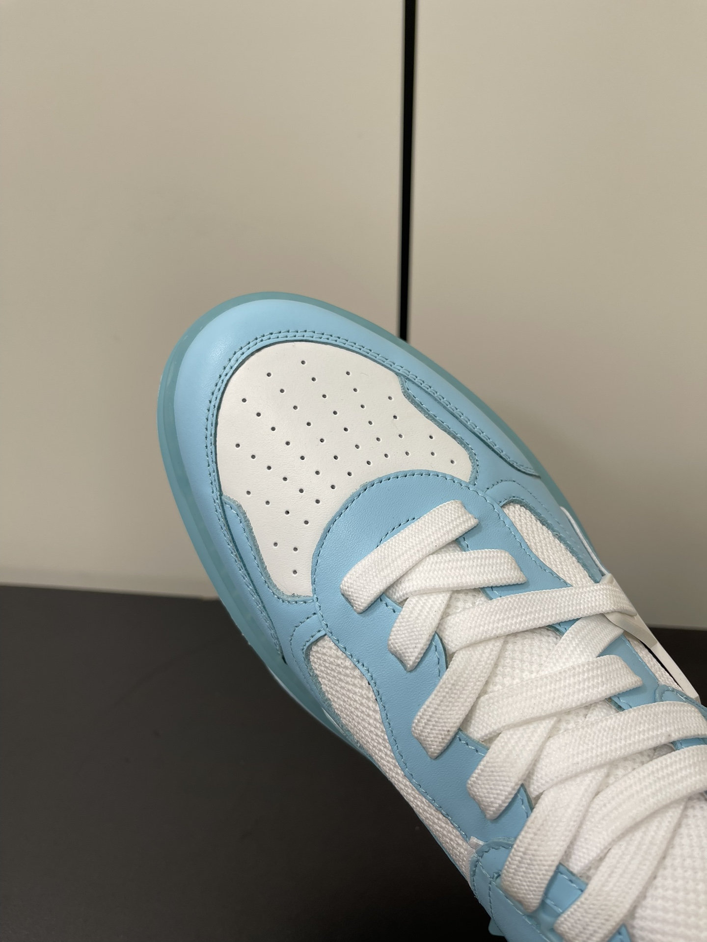 Christian Louboutin Astroloubi Series: Iconic Red Basketball Shoes for Couples - 图片 6