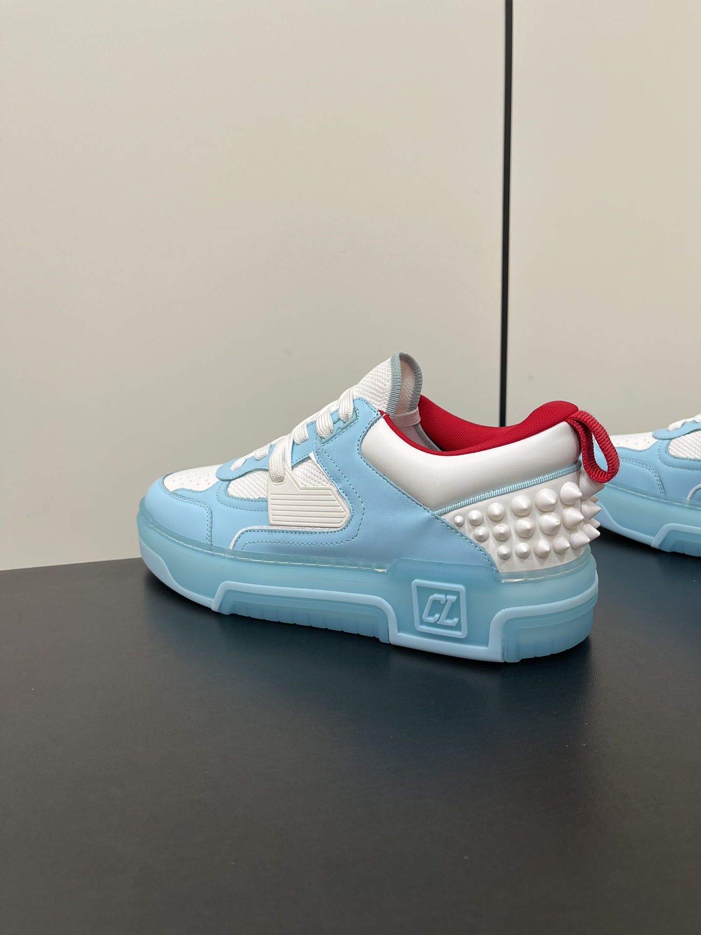 Christian Louboutin Astroloubi Series: Iconic Red Basketball Shoes for Couples - 图片 4