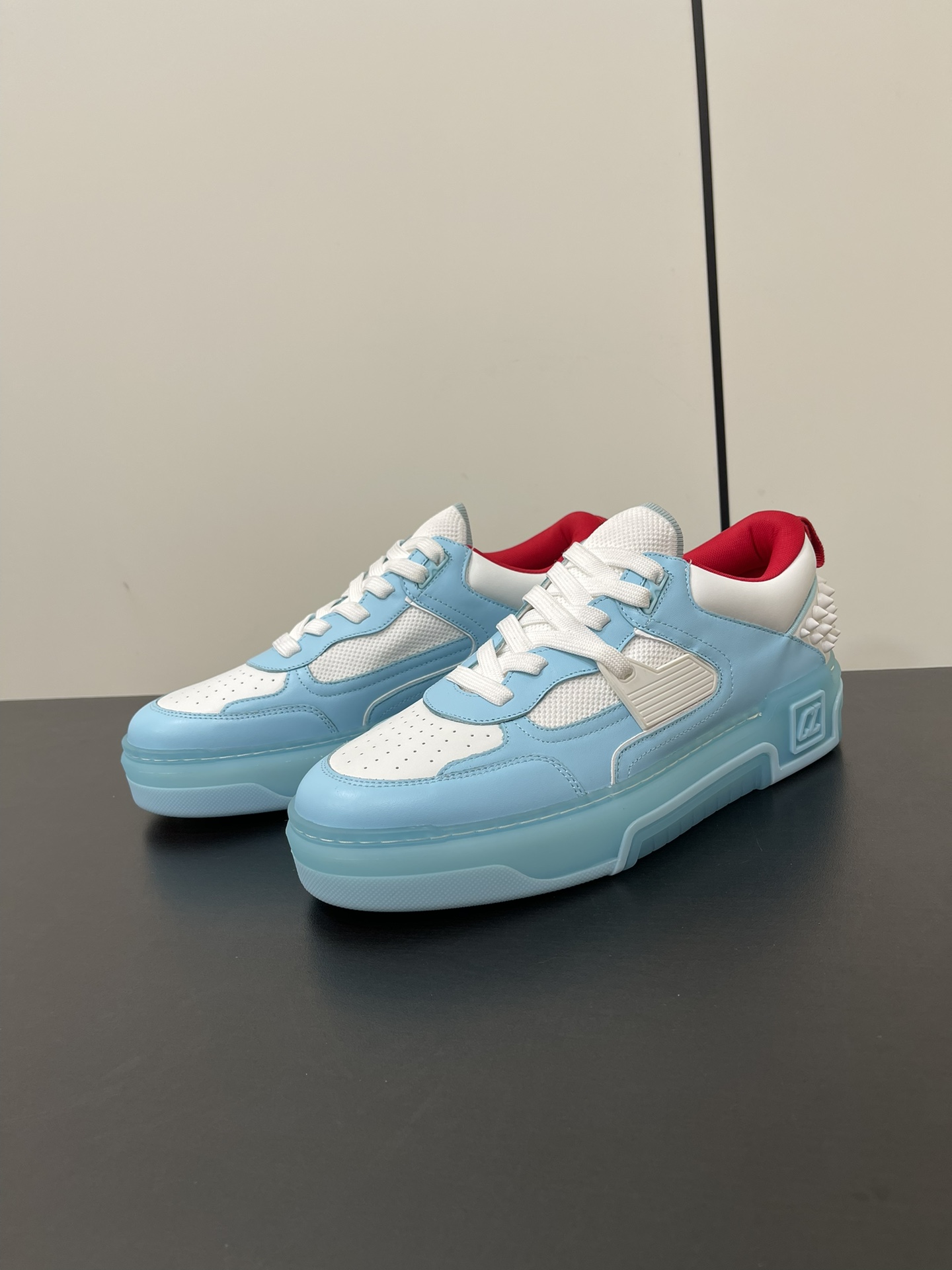 Christian Louboutin Astroloubi Series: Iconic Red Basketball Shoes for Couples - 图片 2