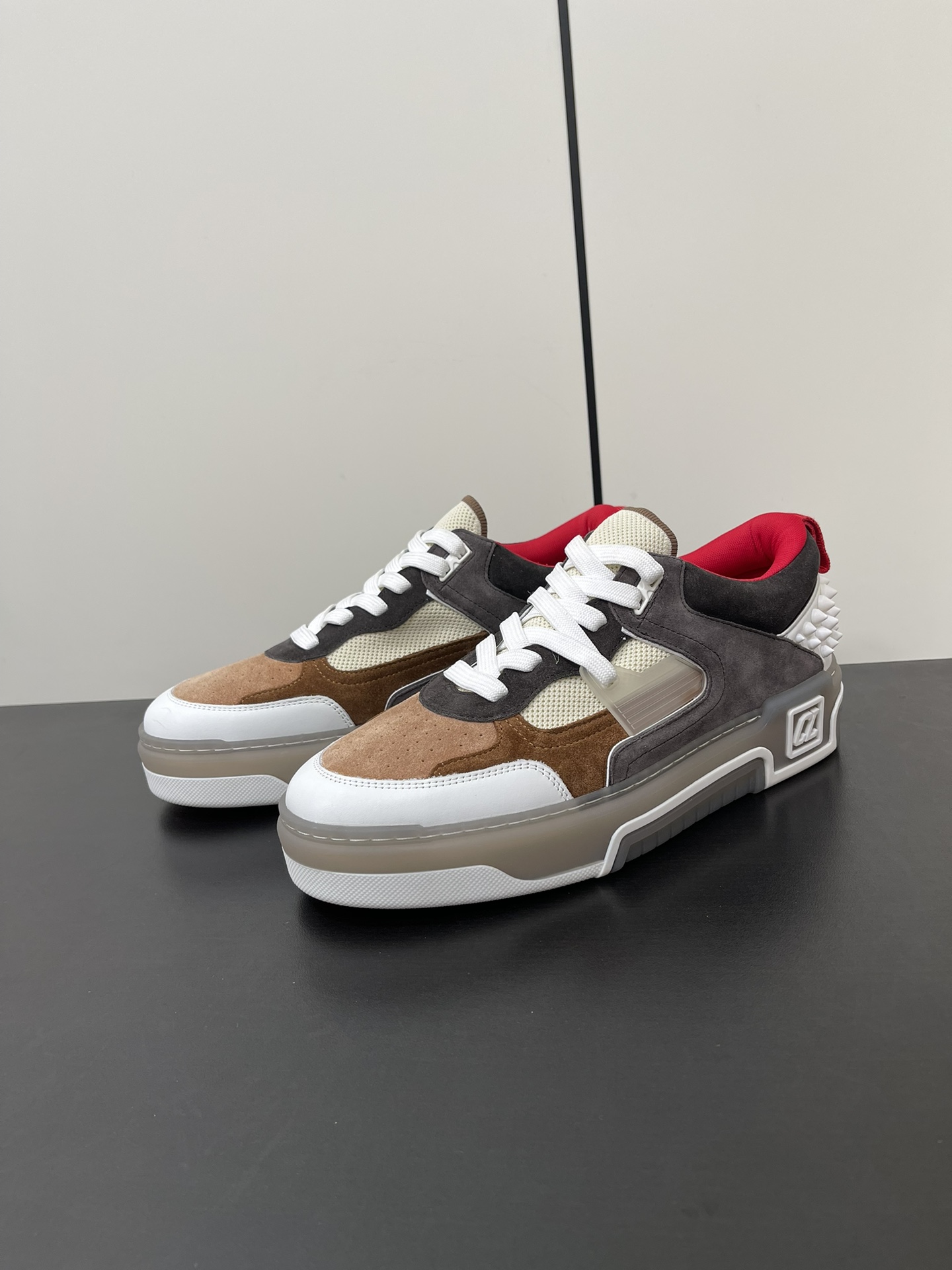 Christian Louboutin Astroroubi Basketball Sneakers: Iconic Red Shoes for Couples - 图片 2