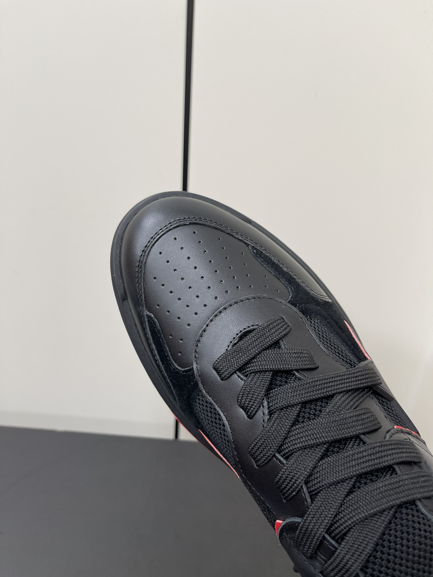 Christian Louboutin Astroloubi Basketball Sneakers: Iconic Red Shoes for Couples - 图片 6