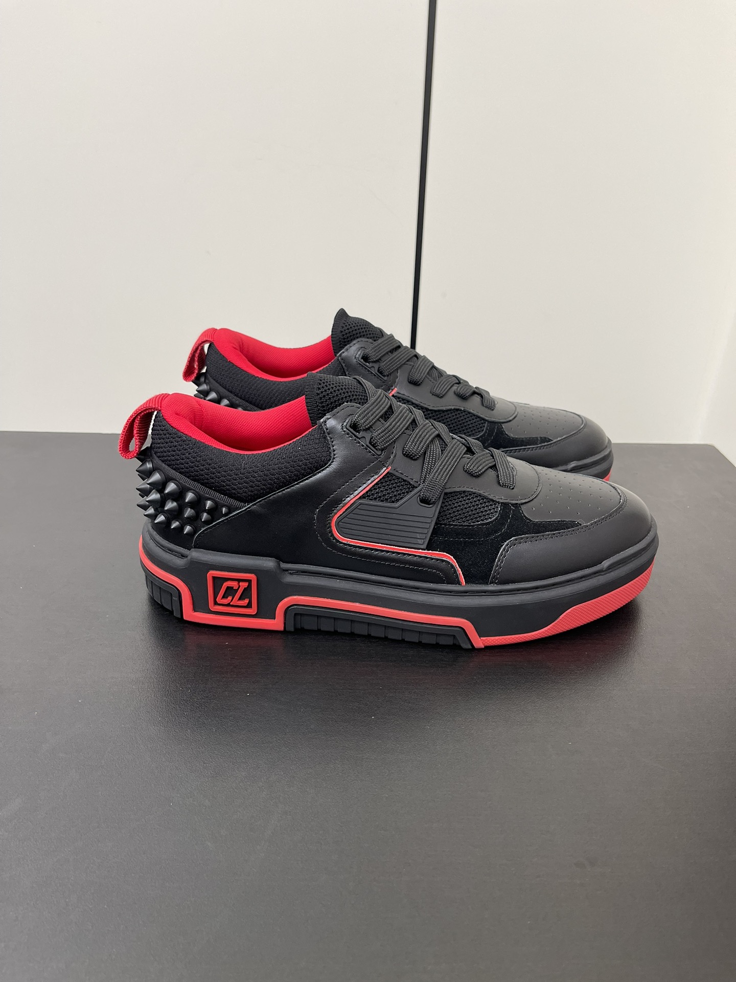 Christian Louboutin Astroloubi Basketball Sneakers: Iconic Red Shoes for Couples - 图片 3