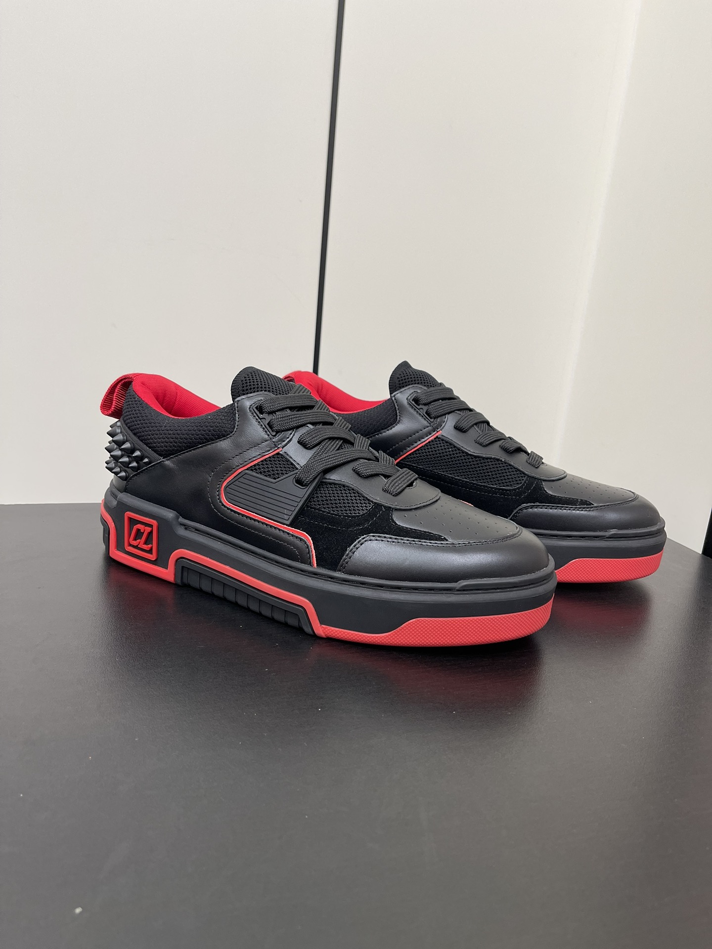 Christian Louboutin Astroloubi Basketball Sneakers: Iconic Red Shoes for Couples - 图片 1