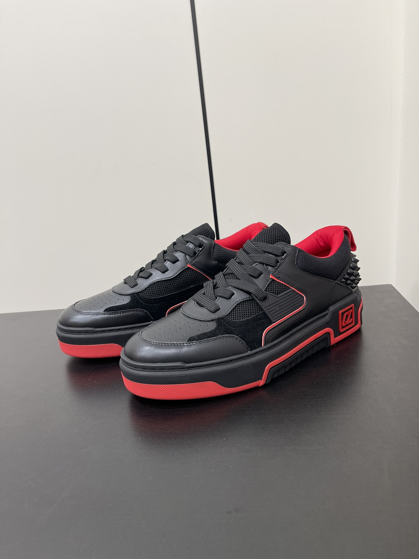 Christian Louboutin Astroloubi Basketball Sneakers: Iconic Red Shoes for Couples - 图片 2