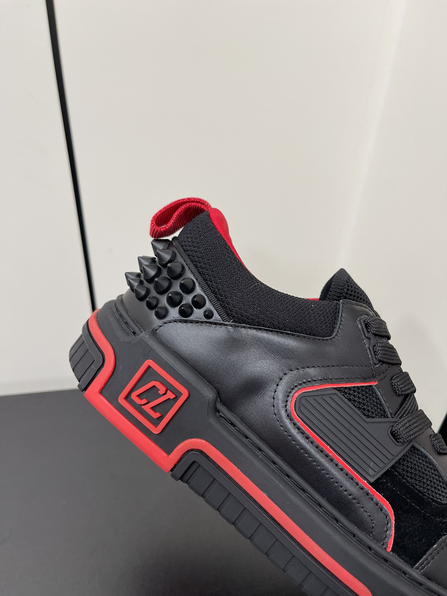 Christian Louboutin Astroloubi Basketball Sneakers: Iconic Red Shoes for Couples - 图片 7
