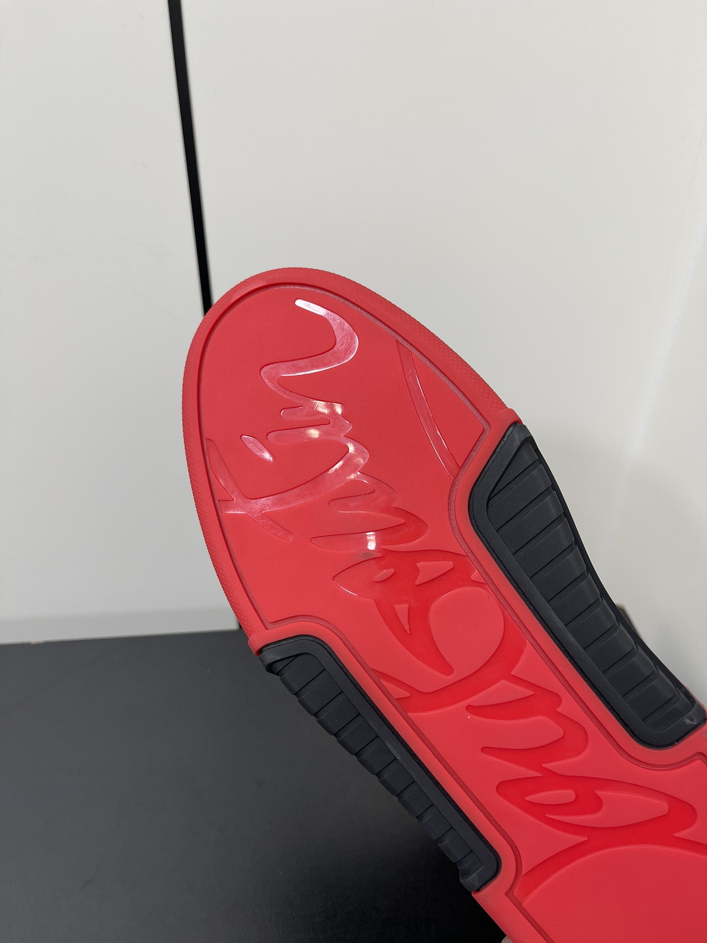 Christian Louboutin Astroloubi Basketball Sneakers: Iconic Red Shoes for Couples - 图片 9