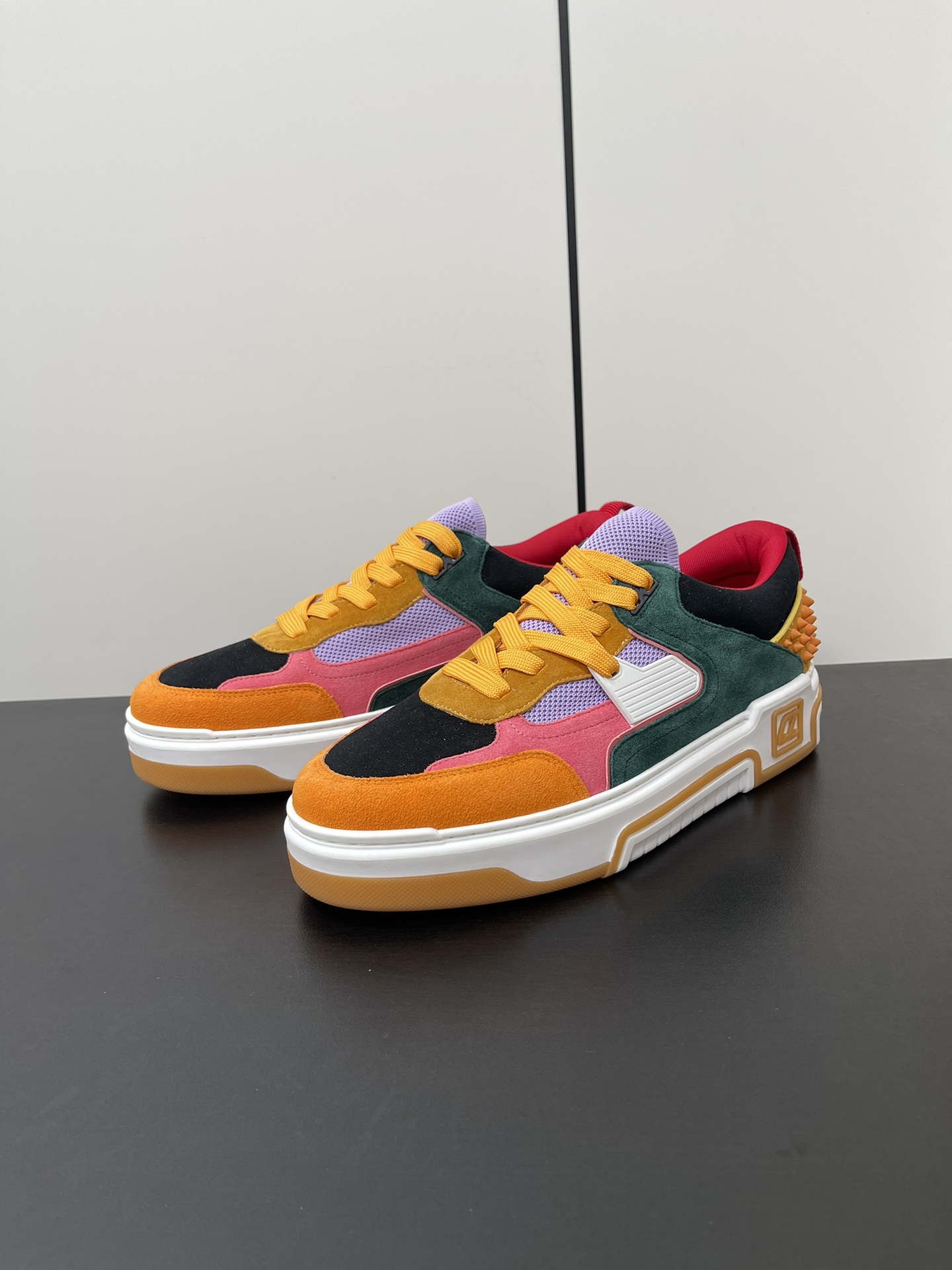 Christian Louboutin Astroloubi Series: Retro Basketball-Inspired Red Shoes for Couples - 图片 2