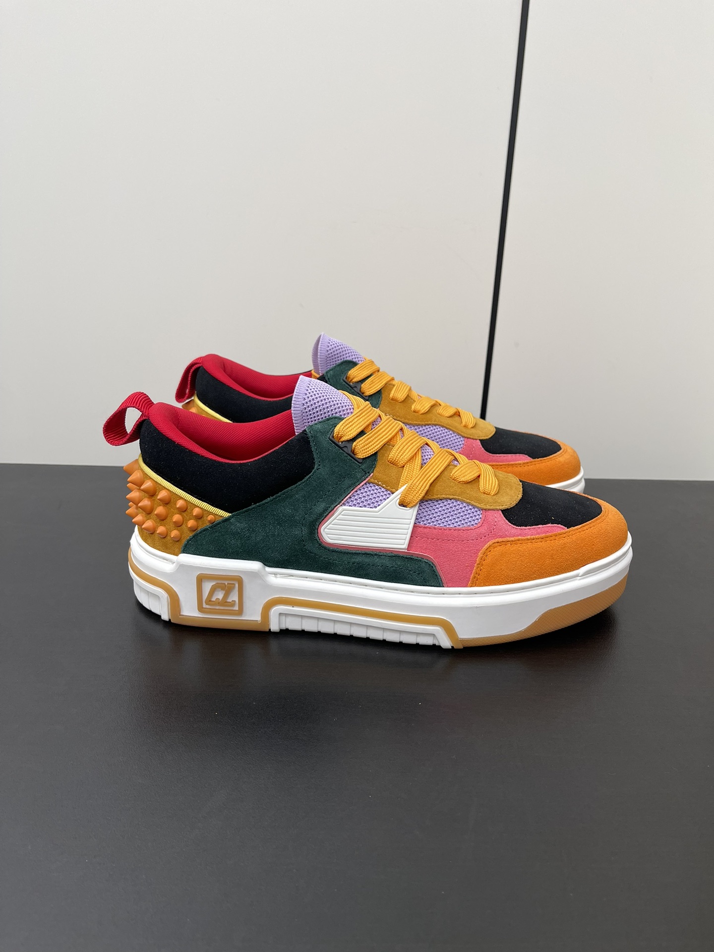 Christian Louboutin Astroloubi Series: Retro Basketball-Inspired Red Shoes for Couples - 图片 3