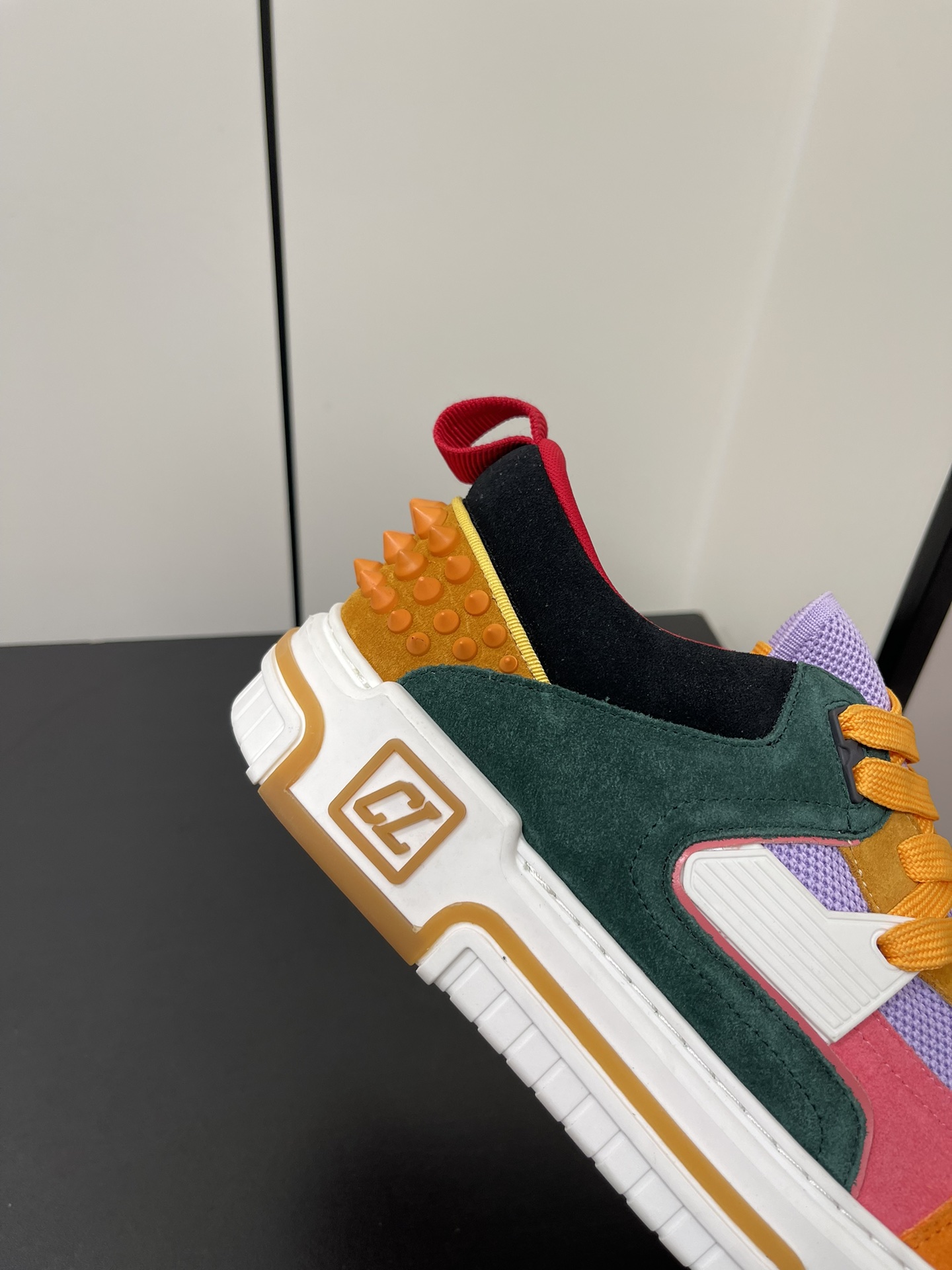 Christian Louboutin Astroloubi Series: Retro Basketball-Inspired Red Shoes for Couples - 图片 7