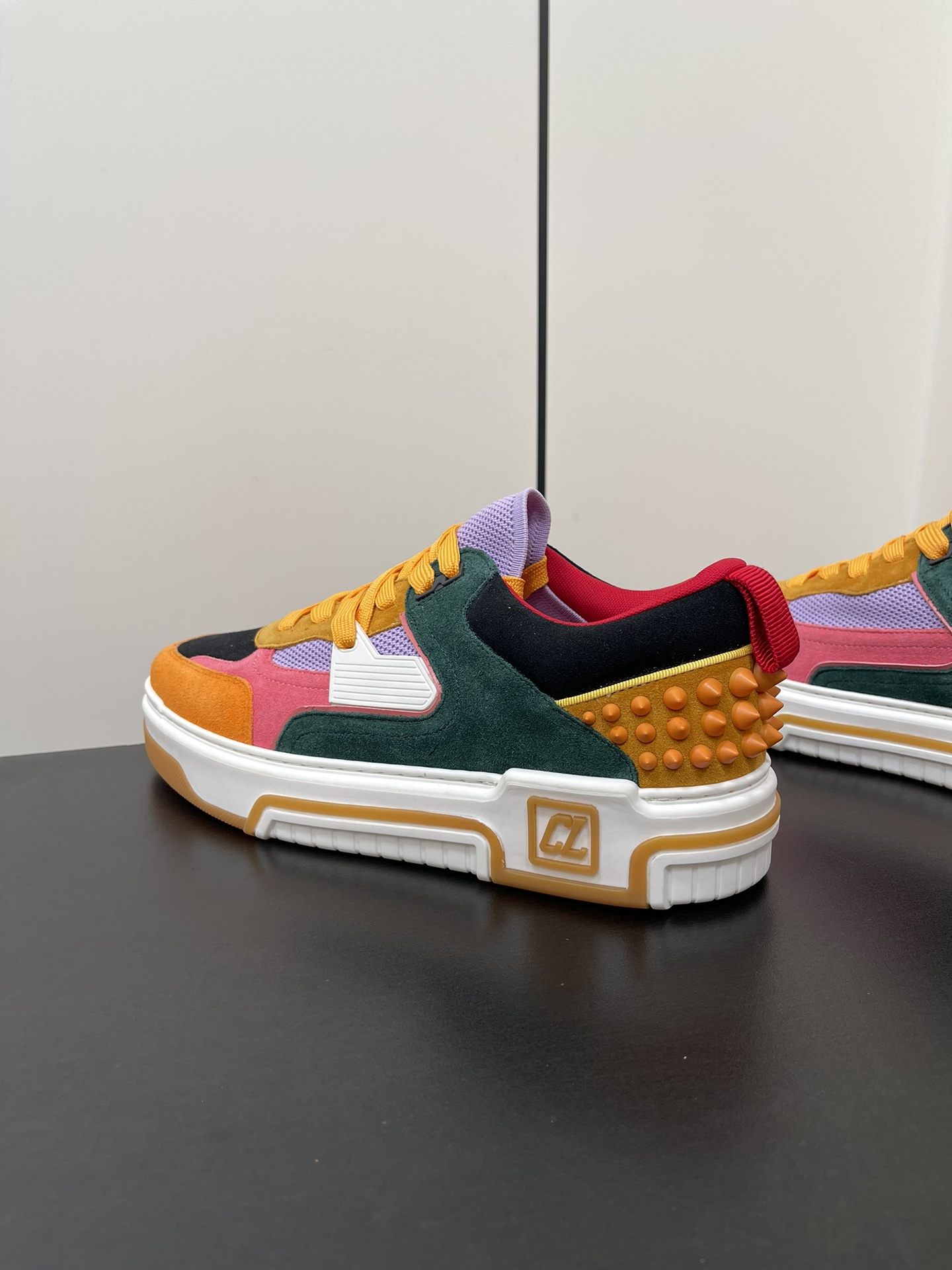 Christian Louboutin Astroloubi Series: Retro Basketball-Inspired Red Shoes for Couples - 图片 4