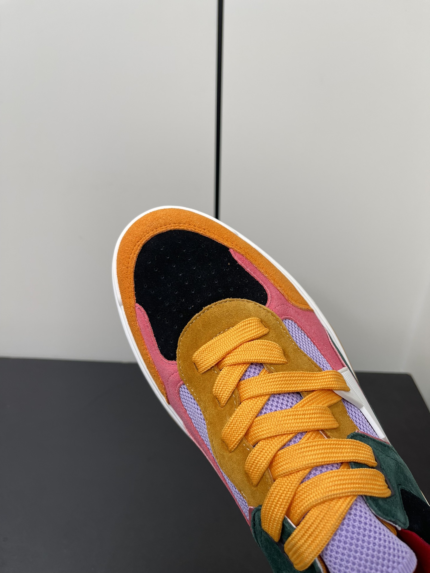Christian Louboutin Astroloubi Series: Retro Basketball-Inspired Red Shoes for Couples - 图片 6