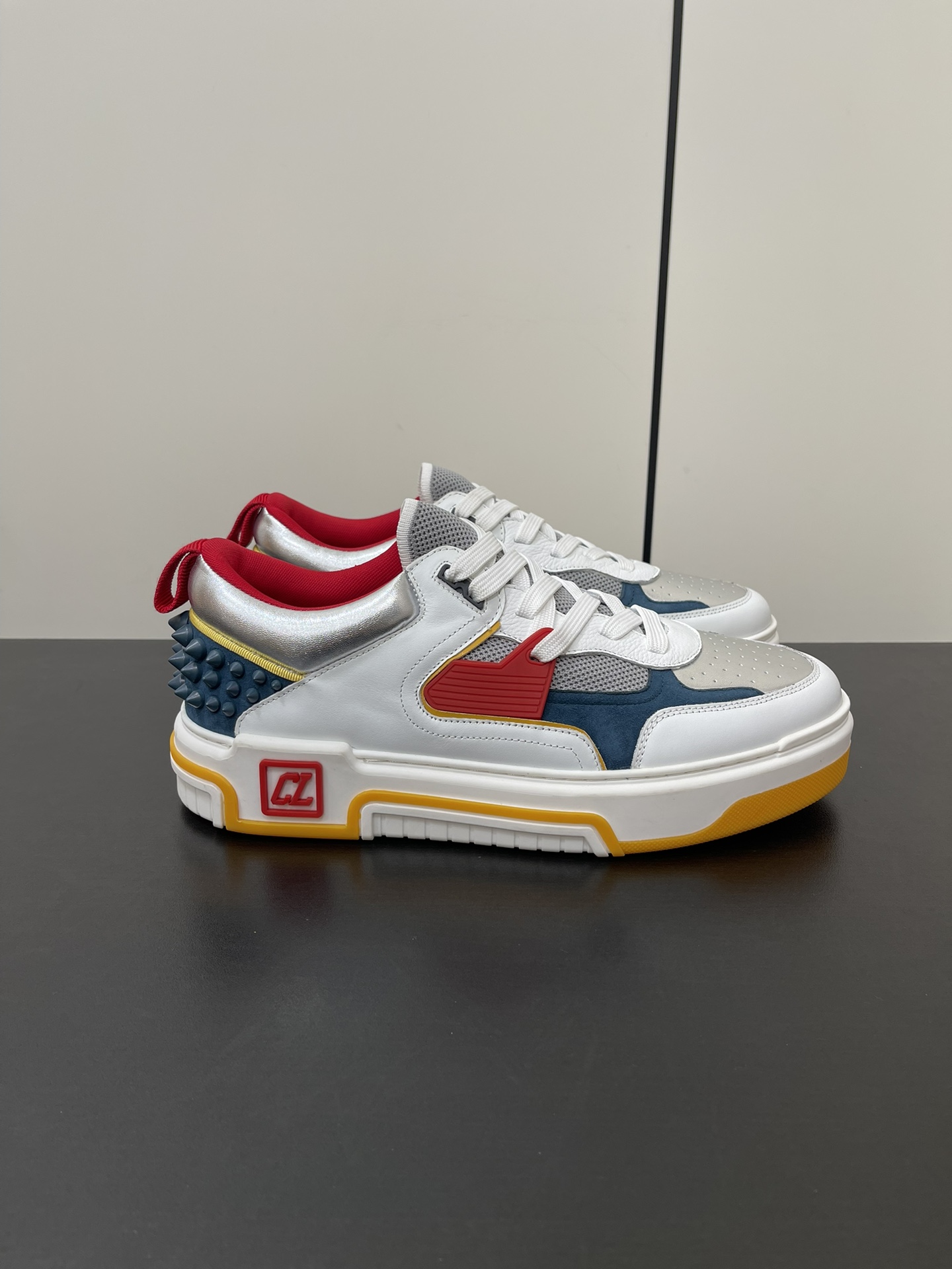 Christian Louboutin Astroloubi Basketball Sneakers: Iconic Red Shoes for Couples - 图片 3