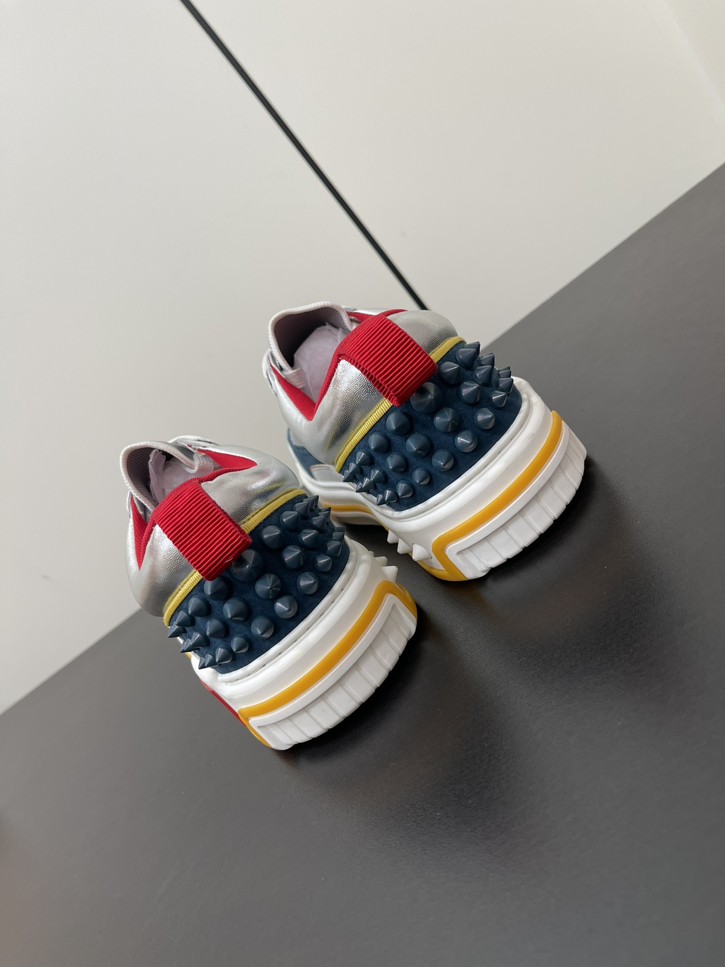 Christian Louboutin Astroloubi Basketball Sneakers: Iconic Red Shoes for Couples - 图片 9