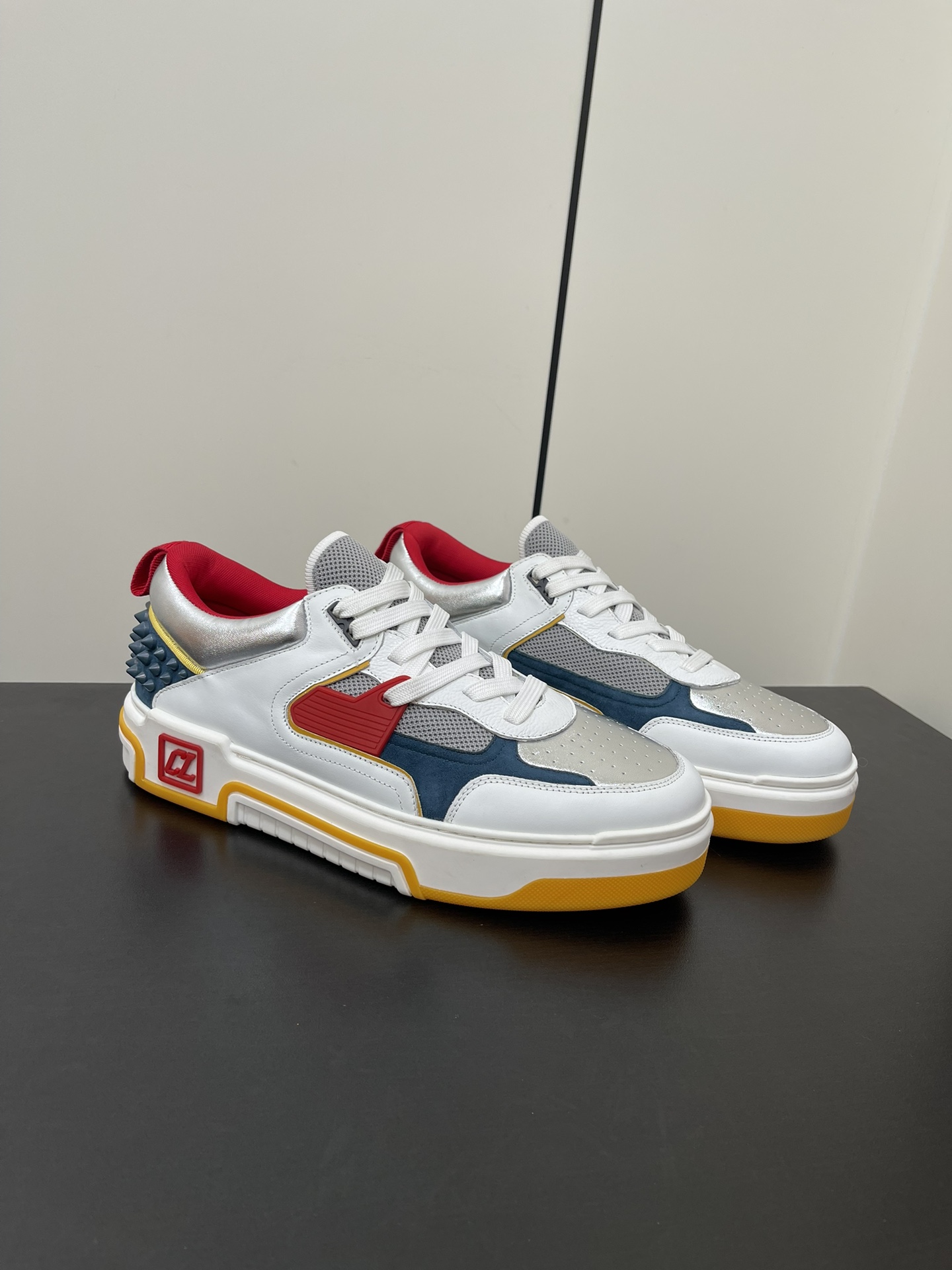 Christian Louboutin Astroloubi Basketball Sneakers: Iconic Red Shoes for Couples - 图片 1