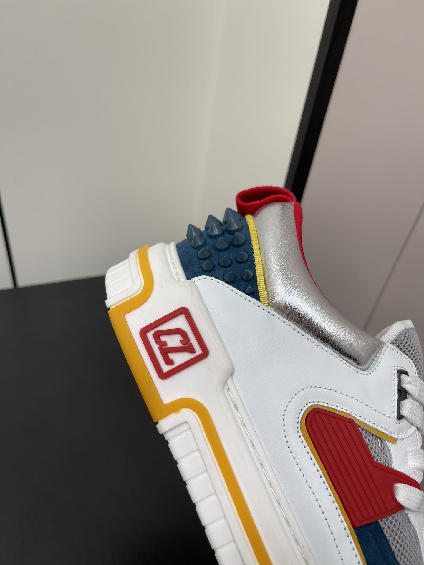 Christian Louboutin Astroloubi Basketball Sneakers: Iconic Red Shoes for Couples - 图片 8