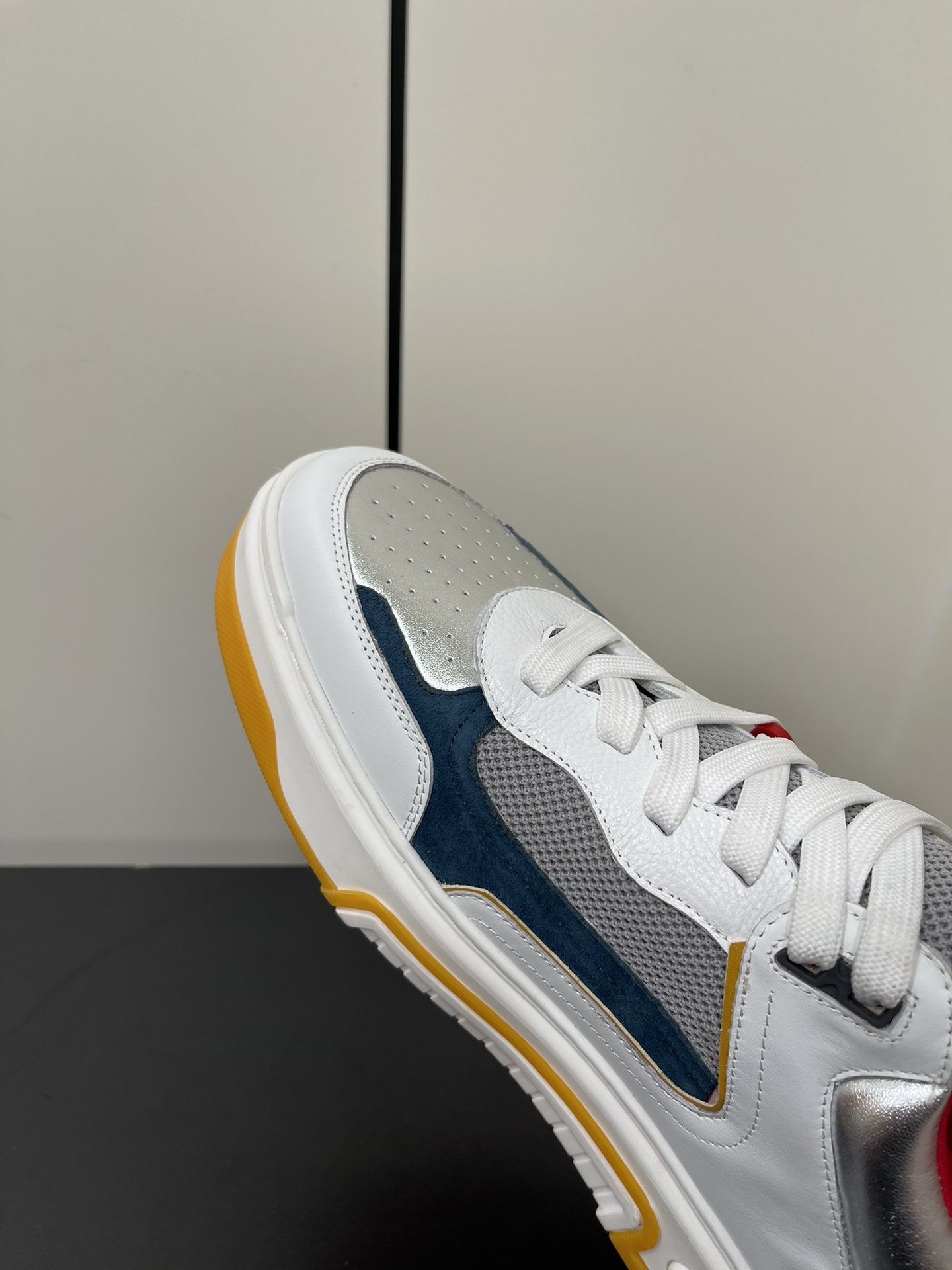 Christian Louboutin Astroloubi Basketball Sneakers: Iconic Red Shoes for Couples - 图片 6