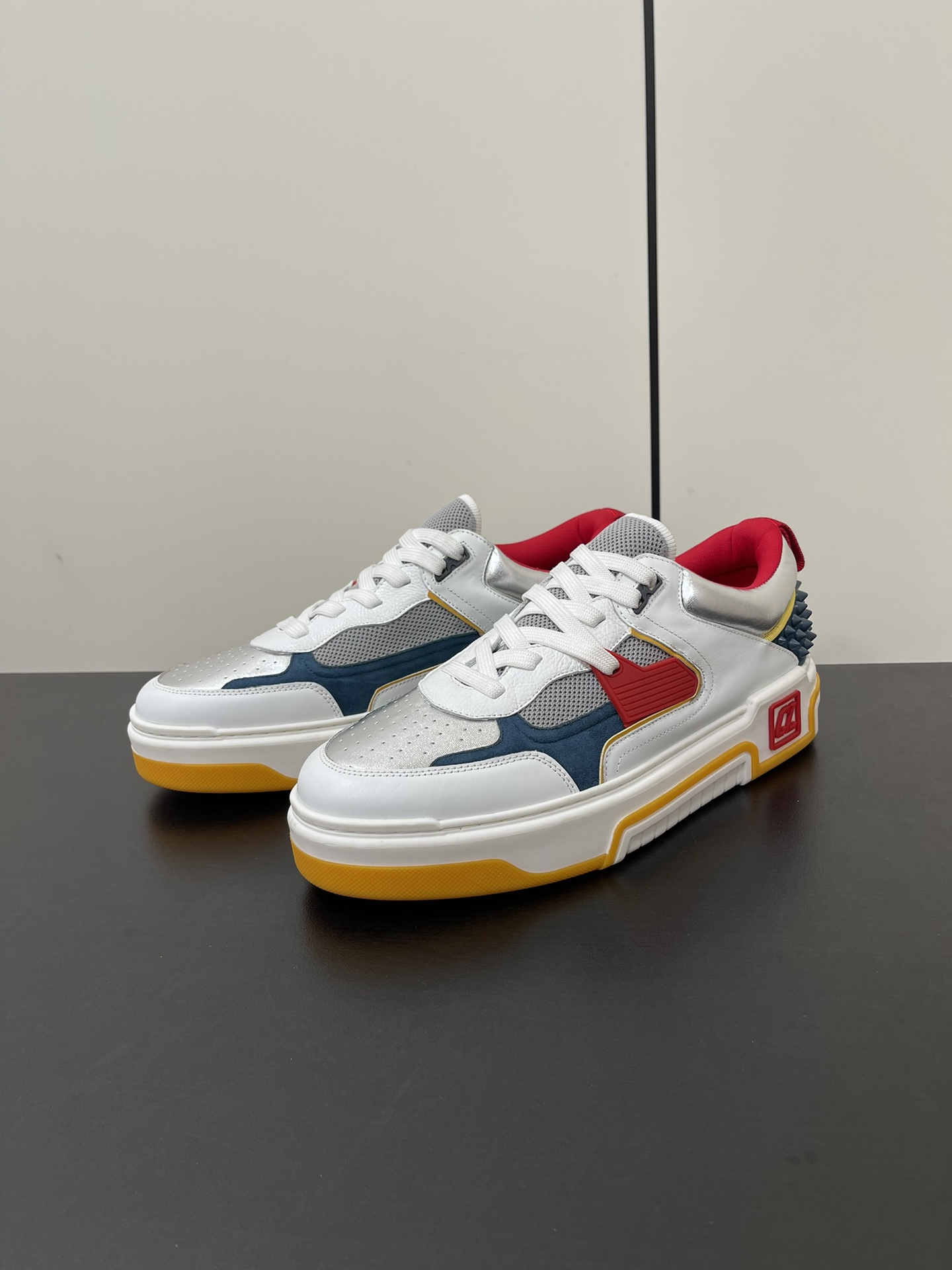 Christian Louboutin Astroloubi Basketball Sneakers: Iconic Red Shoes for Couples - 图片 2